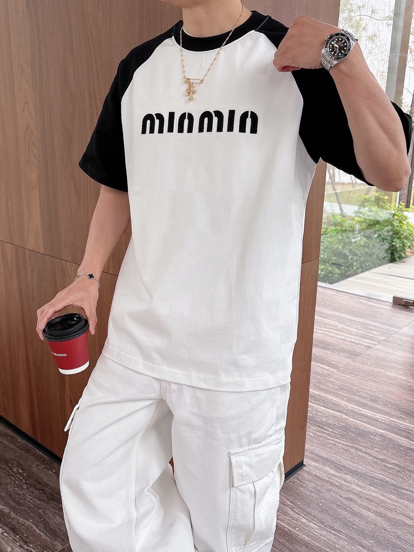 P 125💰 ✨✨Miu Miu*春夏新款圆领时尚短袖t恤重磅纯棉
插肩袖，贴布秀工艺logo设计.贴肤舒适，耐看又好穿.休闲百搭必备款  

颜色：白色
码数：M~3x
款号: 1067