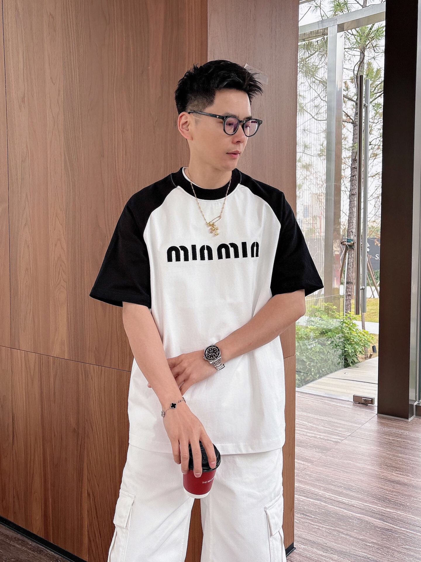 P 125💰 ✨✨Miu Miu*春夏新款圆领时尚短袖t恤重磅纯棉
插肩袖，贴布秀工艺logo设计.贴肤舒适，耐看又好穿.休闲百搭必备款  

颜色：白色
码数：M~3x
款号: 1067