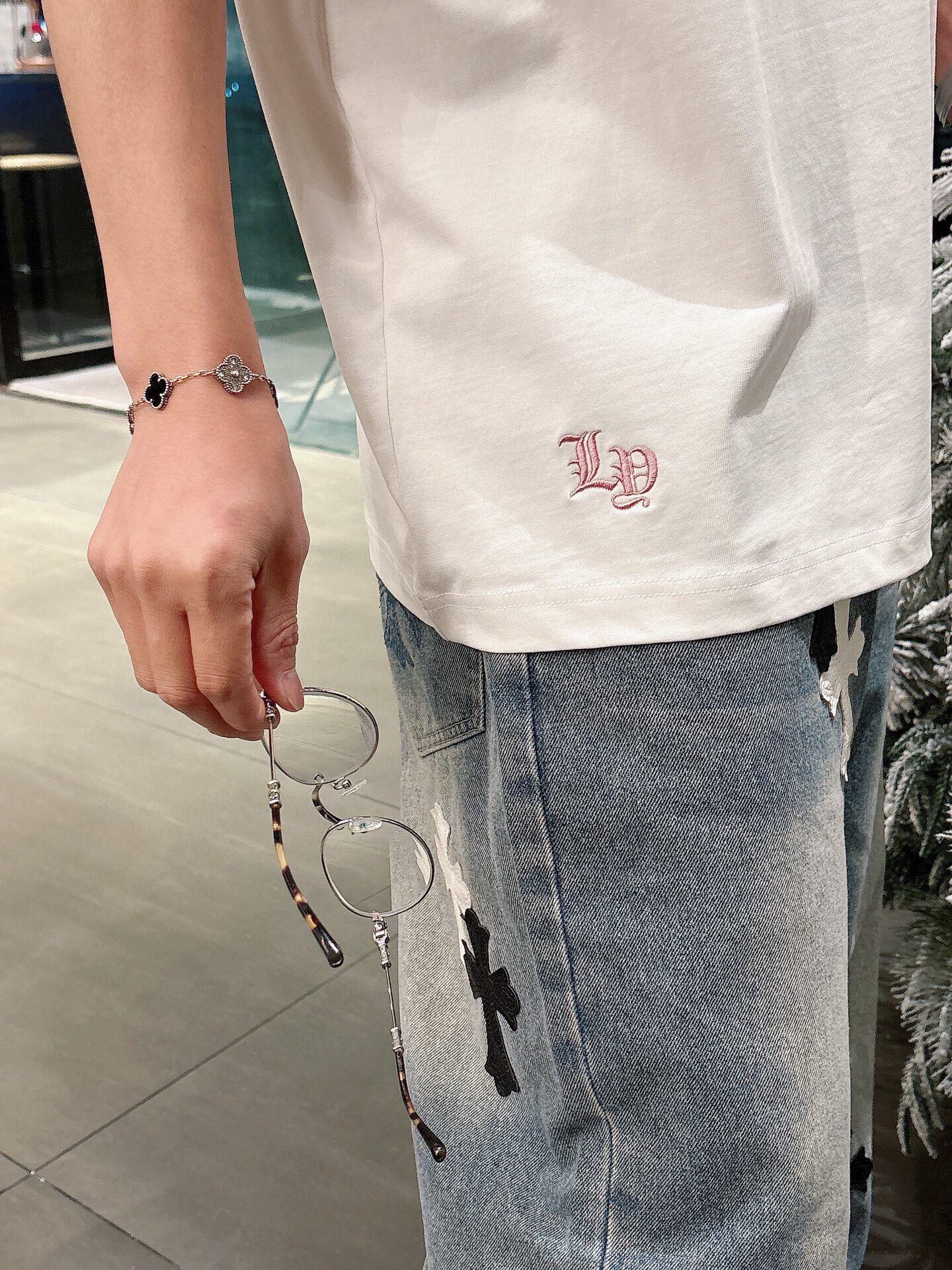 P 140💰Chrome Hearte 克罗心 CH SS早春新款 十字架马蹄克罗心梵文 立体拼皮工艺，纯棉双纱汗布面料，同缸定染特种加粗32支双股1X1螺纹。.轻奢主义，男女日常通勤穿搭必备单品。

颜色: 黑色 白色 
码数: M~3x
款号: 6003