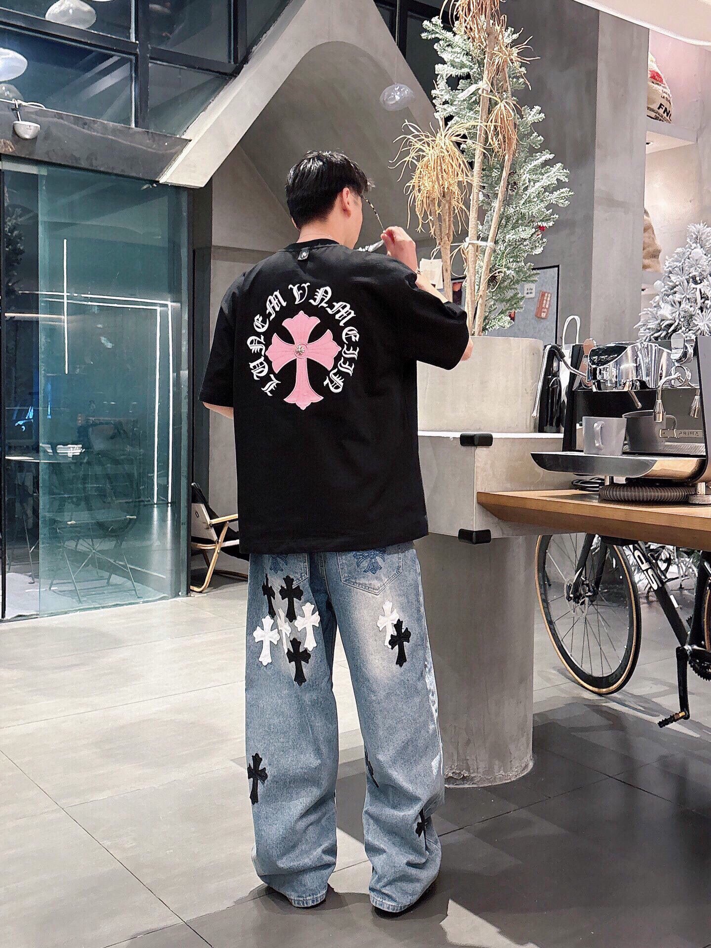 P 140💰Chrome Hearte 克罗心 CH SS早春新款 十字架马蹄克罗心梵文 立体拼皮工艺，纯棉双纱汗布面料，同缸定染特种加粗32支双股1X1螺纹。.轻奢主义，男女日常通勤穿搭必备单品。

颜色: 黑色 白色 
码数: M~3x
款号: 6003