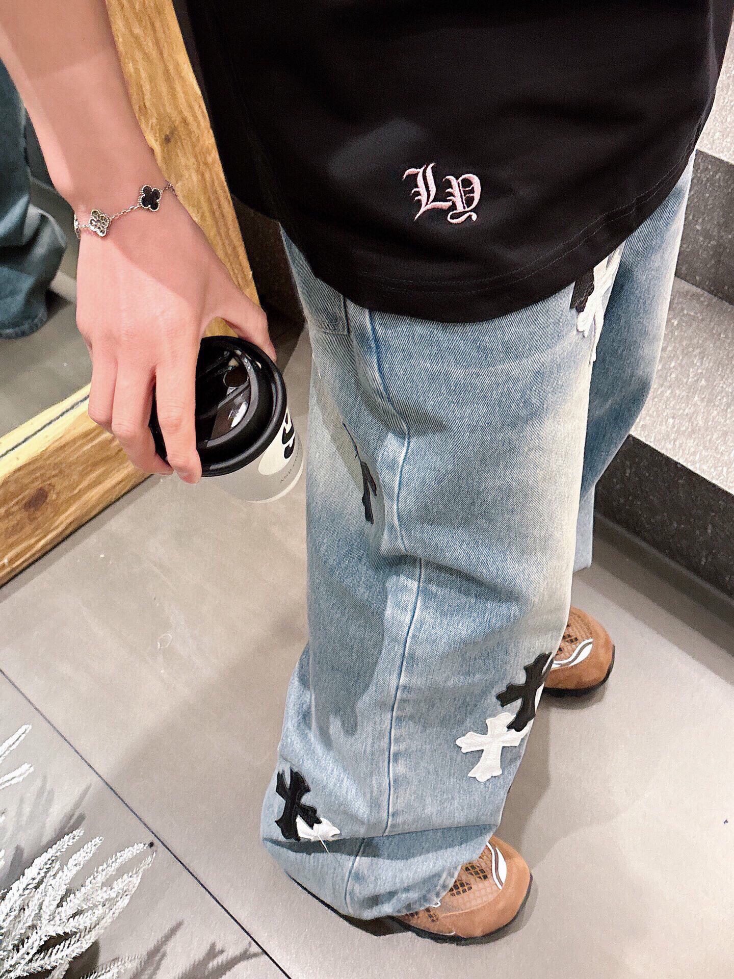 P 140💰Chrome Hearte 克罗心 CH SS早春新款 十字架马蹄克罗心梵文 立体拼皮工艺，纯棉双纱汗布面料，同缸定染特种加粗32支双股1X1螺纹。.轻奢主义，男女日常通勤穿搭必备单品。

颜色: 黑色 白色 
码数: M~3x
款号: 6003