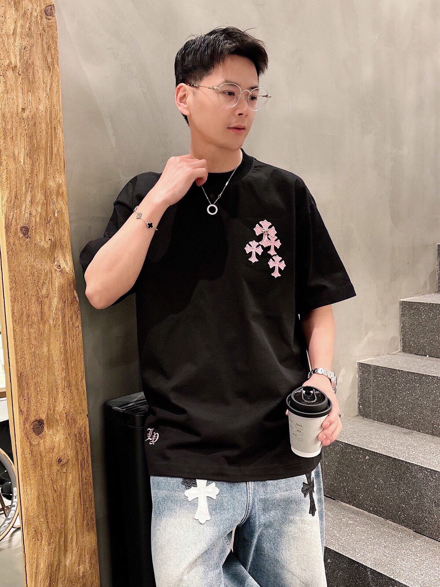 P 140💰Chrome Hearte 克罗心 CH SS早春新款 十字架马蹄克罗心梵文 立体拼皮工艺，纯棉双纱汗布面料，同缸定染特种加粗32支双股1X1螺纹。.轻奢主义，男女日常通勤穿搭必备单品。

颜色: 黑色 白色 
码数: M~3x
款号: 6003