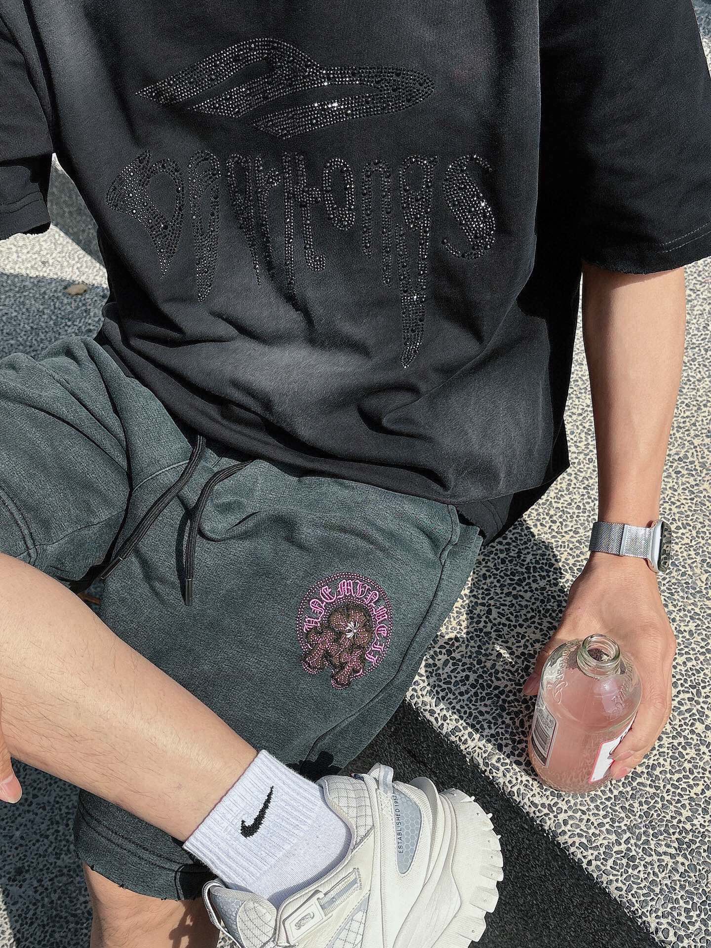 P 145 💰 BALENCIAGA短袖• 
面料采用进口机器织造而成，布面纹路的独特性创造出完美的成衣效果 面料采用新疆棉高克重 搭配320克1*1罗纹，4色环保定染面料、螺纹同缸无色差。上衣前幅烫钻➕洗水做旧 更大大增加了服装的趣味性；独特的视觉效果。巴黎短袖必须是春夏的第一件短袖模糊界限的男女同穿风，经典落肩oversize版型，上身宽松休闲。

颜色:黑色
码数: m~3x
款号:1206