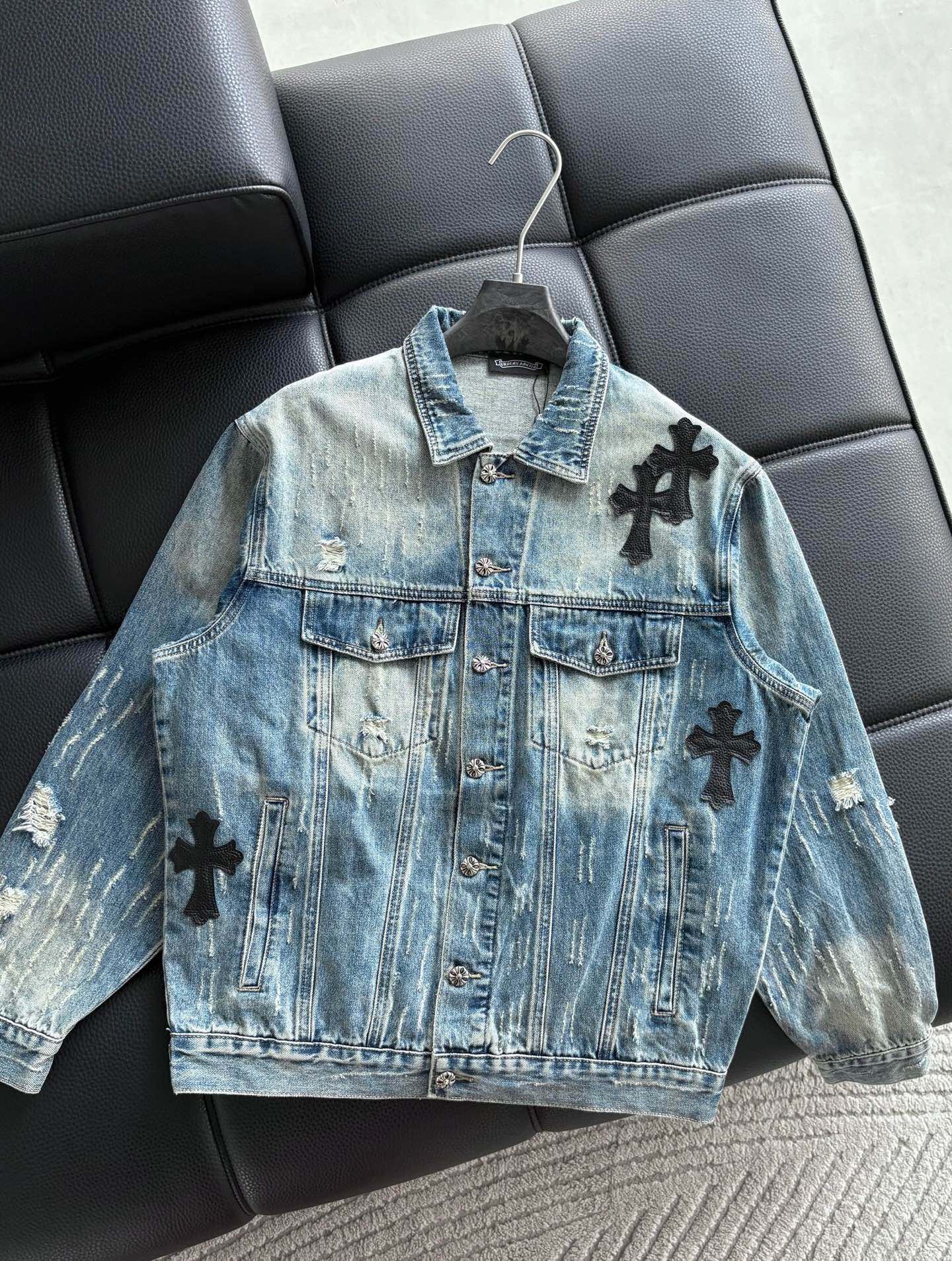 NO:595487,P leather cross denim jacket is made of high-end customized pure cotton denim, washed and distressed, and hand-worn. It feels comfortable and has first-class texture. The texture of the fabric is very clear and textured!  !  It is very practical and wearable without too many embellishments. It just looks cool and easy to style!  The craftsmanship of the leather brand is used to distinguish the printed version on the market. The Crow heart buttons are molded separately. The small buttons are very delicate. The classic lapel denim jacket style is eye-catching!  Simple and fashionable, low-key luxury!  Color: blue Size: m~3x Style number: 3071,,chrome hearts,jackets & coats,jackets & coats,alexander wang19860909P 拼皮十字架牛仔夹克外套高端定制纯棉牛仔布,洗水做旧处理,手工磨破 手感舒适,质感一流 面料的纹路非常清晰,非常有质感！！实穿性非常强 没有过多的点缀 穿起来只有帅气风.轻松凹造型！ 分别用了皮牌的工艺 区别市面印花版本 克罗心纽扣单独开模 小小纽扣 就十分精致 经典翻领牛仔外套版型,吸睛十足！简约时尚,低调奢华！ 颜色: 蓝色 码数:m~3x 款号:3071,,chrome hearts,jackets & coats,jackets & coats,alexander wang,Men's clothing