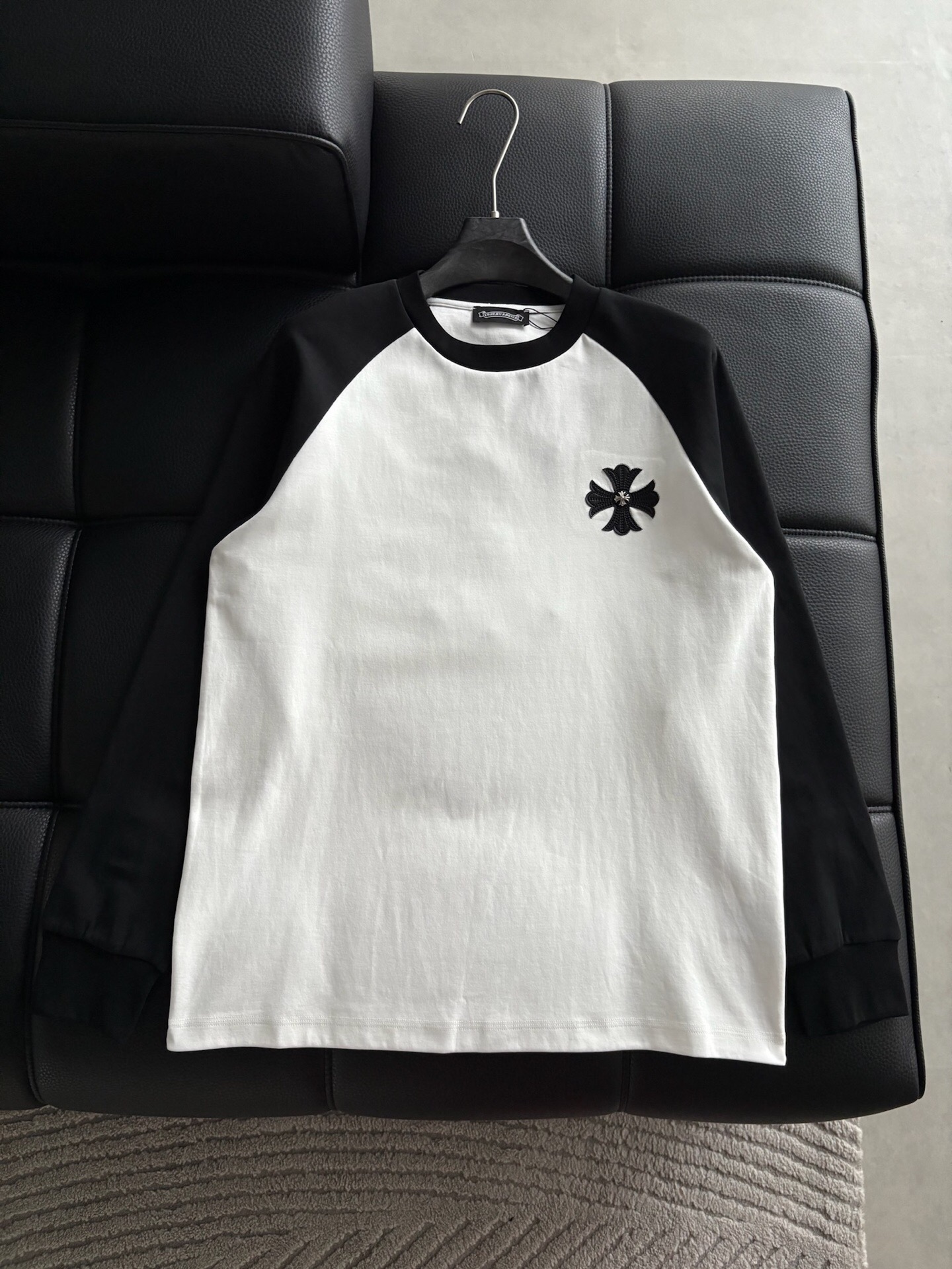 NO:595482,P ChromeHearts Chrome Heart Round Neck Raglan Sleeves—the pursuit of quality guarantees the absolute quality!  Using double-sided cotton fabric, the texture is clearly visible, the texture is soft, delicate and smooth, and the customized leather stitching process is full of drape!  The workmanship is fine, the shoulder lines are smooth, and all the imported chain machines are used to make the shoulder rollers. It has a certain thickness and is not made of cheap materials. It has a bright feel and is comfortable and not tight on the upper body. It is the most avant-garde street item that can be easily matched by men and women!  Color: black Size: m-3xl Style number: 3566, chrome hearts, chrome hearts, alexander wang19860909P  ChromeHearts 克罗心圆领插肩袖—追求品质绝对保证质量！使用双面棉面料,纹路清晰可见,质感柔软细腻光滑,定制拼皮工艺,垂感十足！做工精细,肩部线条流畅,全部使用全进口链条车做通肩滚条.有一定厚度 非低廉材质那种铮亮感上身舒适不紧绷 男女都可轻松搭配的最前卫的街头单品！ 颜色:黑色  码数:m-3xl 款号:3566,,chrome hearts,chrome hearts,alexander wang,Men's clothing