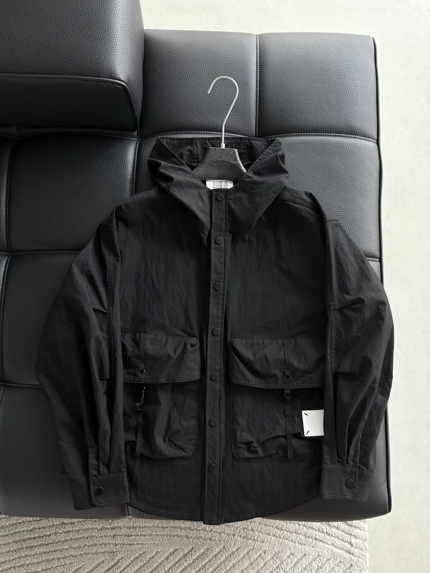 NO:595464,P Margiela's latest men's and women's must-have jacket, cotton texture, pleated effect to show texture, comfortable and breathable, soft and comfortable, high-end and luxurious upper body, enough for the scene, this jacket is proud to make you satisfied and decent! Color: black white code number: M~3x style number: 3102, masion margiela, jackets & coats, hats, alexander wang19860909P  马吉拉 最新男帽男女必备款外套,棉质感,褶皱效果展现质感 舒服透气,柔软舒适,上身高端又奢华,足够场面的档次,这款外套无不骄傲的让你满意有面子! 颜色:黑色 白色 码数:M~3x 款号:3102,,masion margiela,jackets & coats,hats,alexander wang,Men's clothing