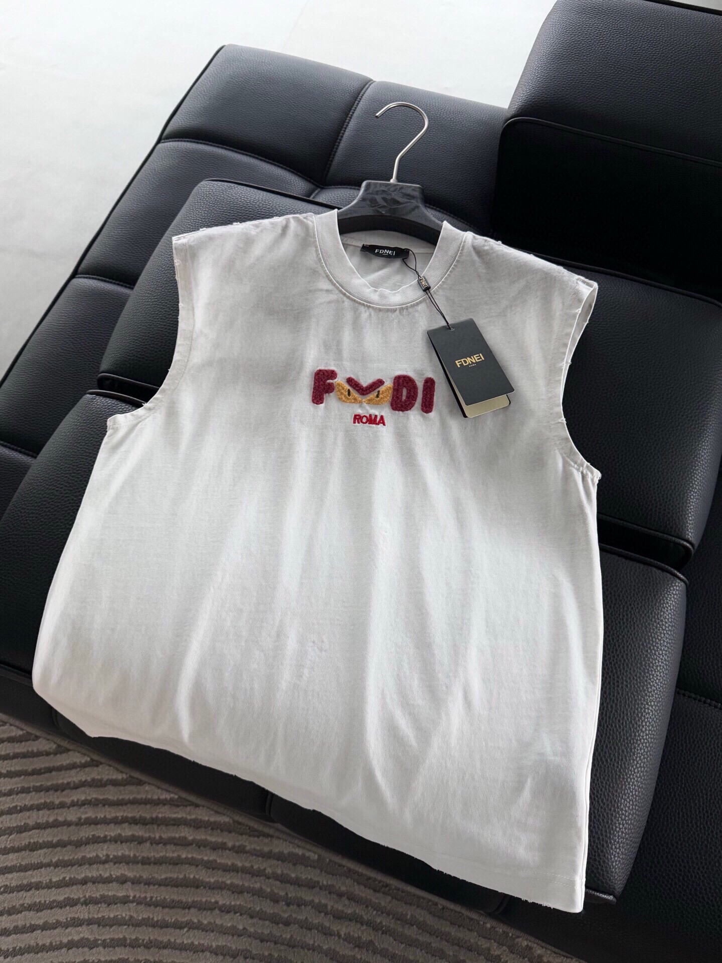 NO:595475,Clothes P FENDI Fendi little devil eyes embroidery plus velvet, classic embroidery design on the chest, with imported letter logo embroidery technology, neckline, bone position, hem, hand-worn. The upper body is sprayed with horse, exquisite workmanship, using new pure cotton fabric, comfortable feel, same style for men and women. Same style as Xiaohongshu Color: Black White Size: M-3× Style number: 6130,,fendi,fendi,alexander wang19860909衣服 P FENDI芬迪小恶魔眼刺绣加绒,胸前经典刺绣设计,搭配字母标识进口刺绣工艺,领口,骨位,下摆,手工磨破.上半身喷马骝,做工精致,采用新款纯棉面料,手感舒适,男女同款.小红书同款 颜色: 黑色 白色 码数: M-3× 款号:6130,,fendi,fendi,alexander wang,Men's clothing