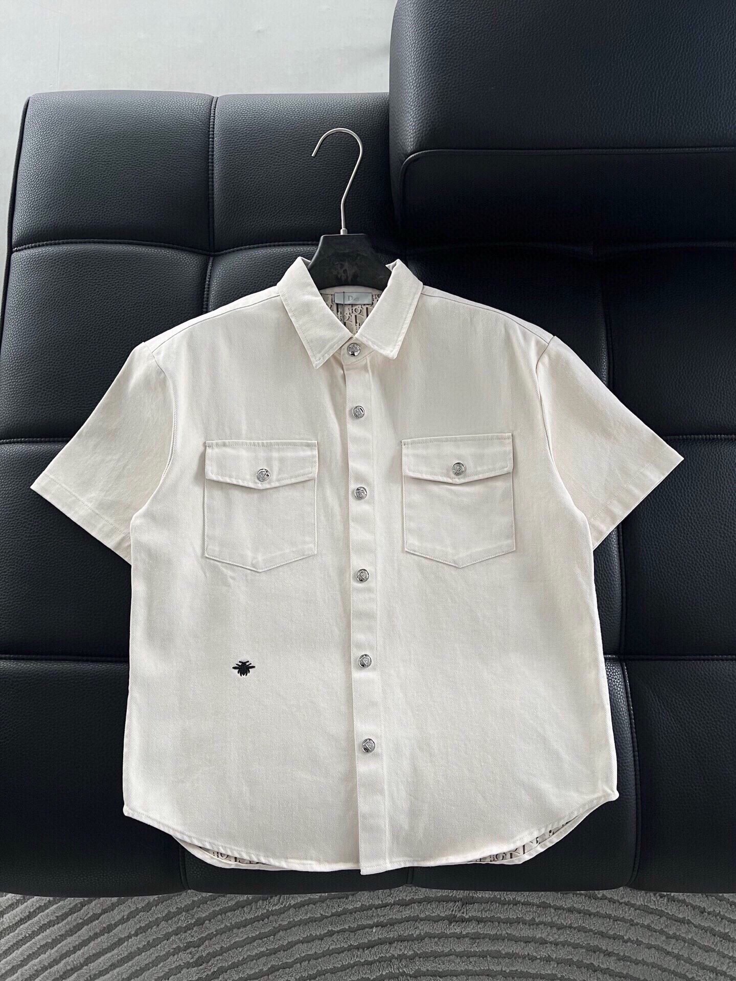 NO:595481,Clothes P, pants P. Dior Homme Dior suit New product Go High-end fashion suit, super soft jacquard fabric. The logo is printed all over the inside, soft and skin-friendly, unique tailoring shape, very handsome value, and has an unforgettable sense of fashion!  Can easily meet the dressing needs of various occasions ……………………………………………………………… Color: Picture color Code number: m-3xl Style number: 230772, dior, dior, alexander wang19860909衣服 P ,裤子 P .Dior Homme 迪奥套装 新品 Go 高级时尚感套装,超软提花面料.内里满印logo 软糯亲肤 、独特剪裁板型 帅气值相当之高 有着让人过目不忘的时尚感！可轻松应对各种场合着装需求  …………………………………………………… 颜色:图片色 码数:m-3xl 款号:230772,,dior,dior,alexander wang,Men's clothing