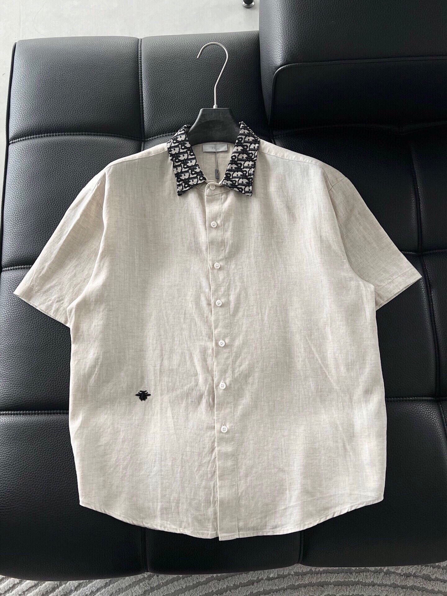 NO:595484,Clothes P Pants P D Home The same style of Tencel ramie casual pants in the spring and summer counters, full of casual atmosphere, Tencel linen fabric has enough tone, and the knotted texture of linen makes the overall fabric more retro, which balances the wrinkle-prone characteristics of linen to a certain extent. The fabric is cool and breathable, soft but stiff, a must-have. Color: black, white, khaki, size: m~3x, style number: 75, dior, alexander wang19860909衣服 P  裤子 P  D家 春夏专柜同款天丝苎麻休闲裤,休闲的氛围感拉满,天丝亚麻面料足够腔调,亚麻自带的麻结肌理,让整体布面更有复古感,一定程度上平衡了麻料易皱的特性,布面凉感且透气,柔软但有挺括度,必备品. 颜色: 黑色 白色 卡其 码数:m~3x 款号:75,,dior,alexander wang,Men's clothing