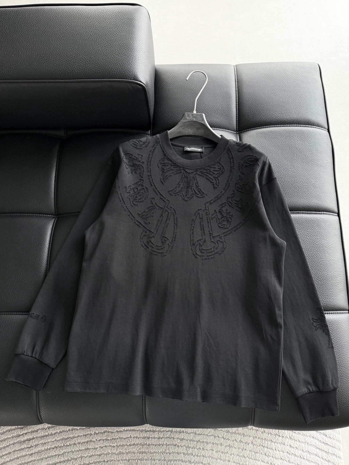 NO:595479,P CH Chrome Hearts Cross Horseshoe Chrome Hearts with Sanskrit Burnt Flowers Washed and frayed long sleeves Textured Textures Full of Trendy Brands Original Fabric Laser Burnt Appliqués Exquisite Embroidery of Letters Excellent Hot Style. Color: Black White Size: m-3xl Style Number: 3570,, chrome hearts, alexander wang19860909P CH克罗心 十字架马蹄克罗心梵文烧花 水洗磨破款长袖 质感纹路潮牌十足 原身布激光烧花贴布绣 字母精致刺绣绝佳的爆款. 颜色:黑色 白色  码数:m-3xl 款号:3570,,chrome hearts,alexander wang,Men's clothing