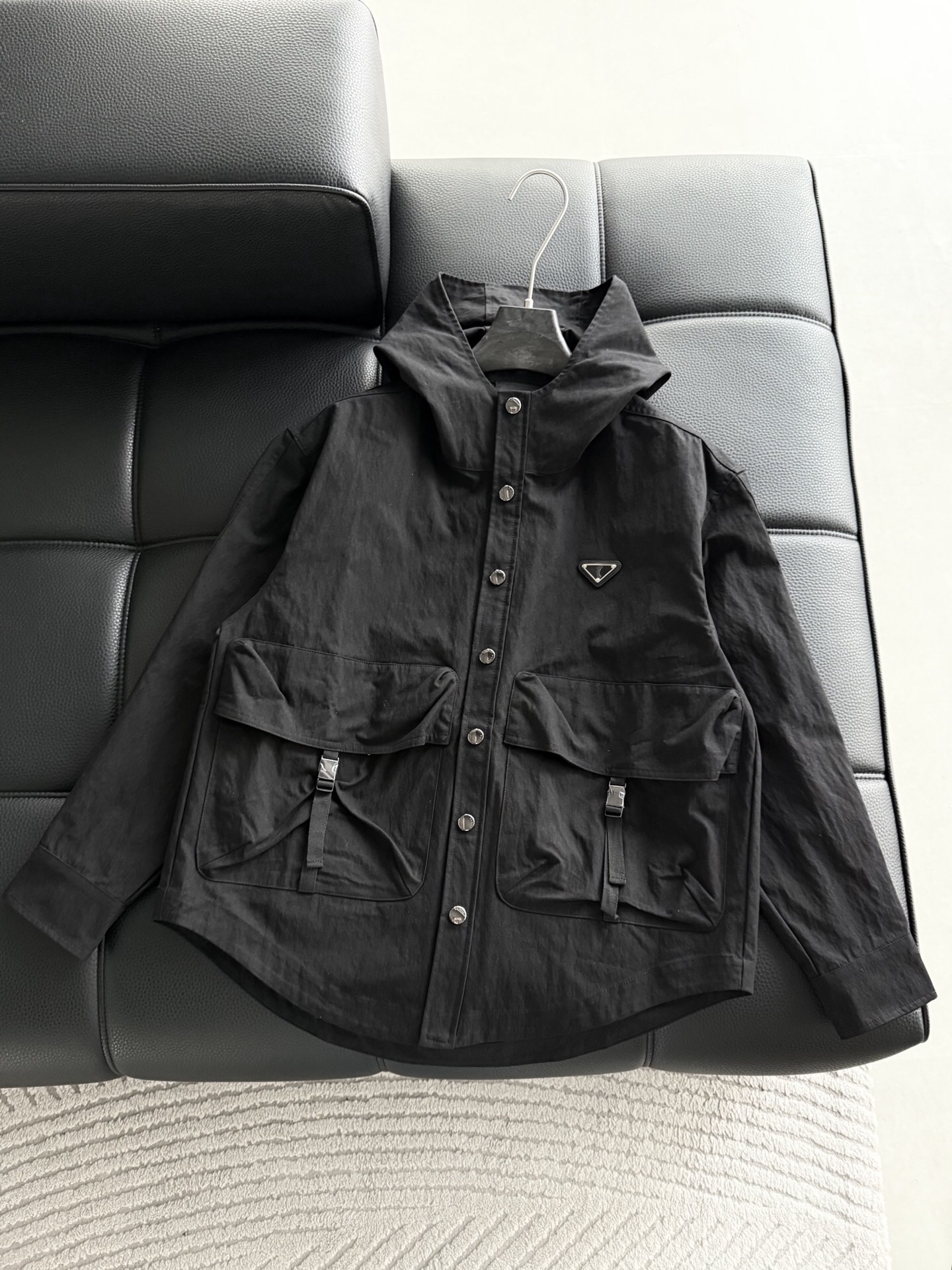 NO:595467,P Prada's latest must-have jacket with the same style as men's hats, cotton texture, pleated effect to show texture, comfortable and breathable, soft and comfortable, high-end and luxurious upper body, enough grade for the scene, this jacket is proud to make you satisfied and decent! Color: black white code number: M~3x style number: 3105, prada, jackets & coats, hats, alexander wang19860909P 普拉达 最新男帽同款必备款外套,棉质感,褶皱效果展现质感 舒服透气,柔软舒适,上身高端又奢华,足够场面的档次,这款外套无不骄傲的让你满意有面子! 颜色:黑色 白色 码数:M~3x 款号:3105,,prada,jackets & coats,hats,alexander wang,Men's clothing