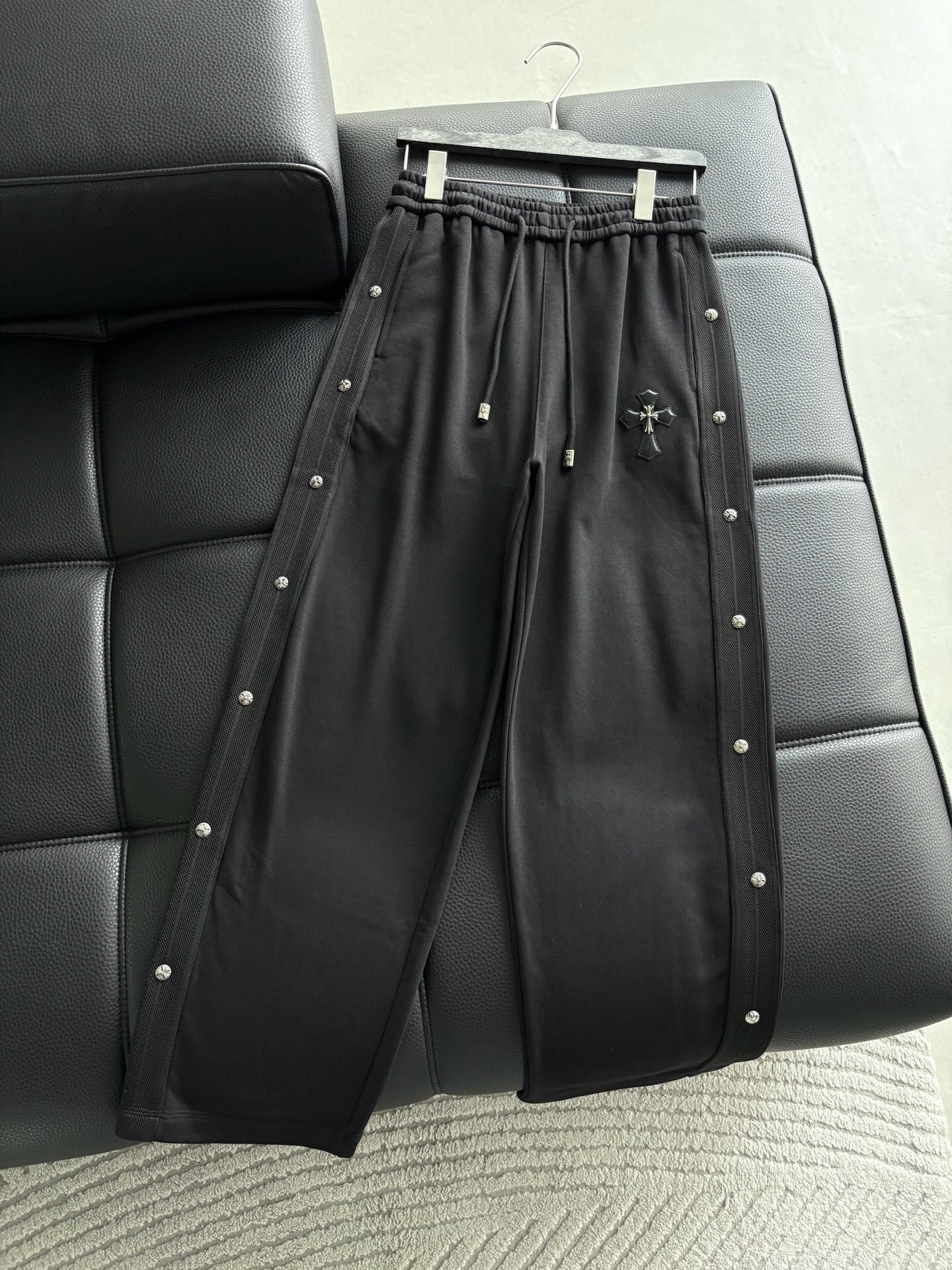 NO:595490,P Chrome Chrome heart with leather casual cotton trousers, new original single cross with leather casual cotton trousers, niche high-waisted straight slim trousers with vibe style design. Chrome heart’s classic cross is expressed in the form of a label, customized hardware without a little bit of a rustic feeling, luxurious without losing connotation. The shape is perfect and super soft and skin-friendly after washing. The whole trousers are designed with a cross. Made with top heavy industry, a magic weapon that cannot be missed!  The same style for men and women, the same style as Xiaohongshu. Color: black Size: m~3x Style number: 3738, chrome hearts, chrome hearts, alexander wang19860909P  克罗心拼皮休闲圈棉长裤Chrome克罗心、新品原单十字架拼皮休闲圈棉长裤,vibe风设计感小众高腰直筒显瘦长裤 克罗心经典的十字架采用贴标的形式表现出来,定制款五金 没有一点点土里土气的感觉 奢华不失内涵的一款.版型非常完美 洗水后超级柔软亲肤 整条裤子十字架设计.顶级重工打造,不可错过的炸街法宝！男女同款,小红书同款. 颜色:黑色 码数:m~3x 款号:3738,,chrome hearts,chrome hearts,alexander wang,Men's clothing