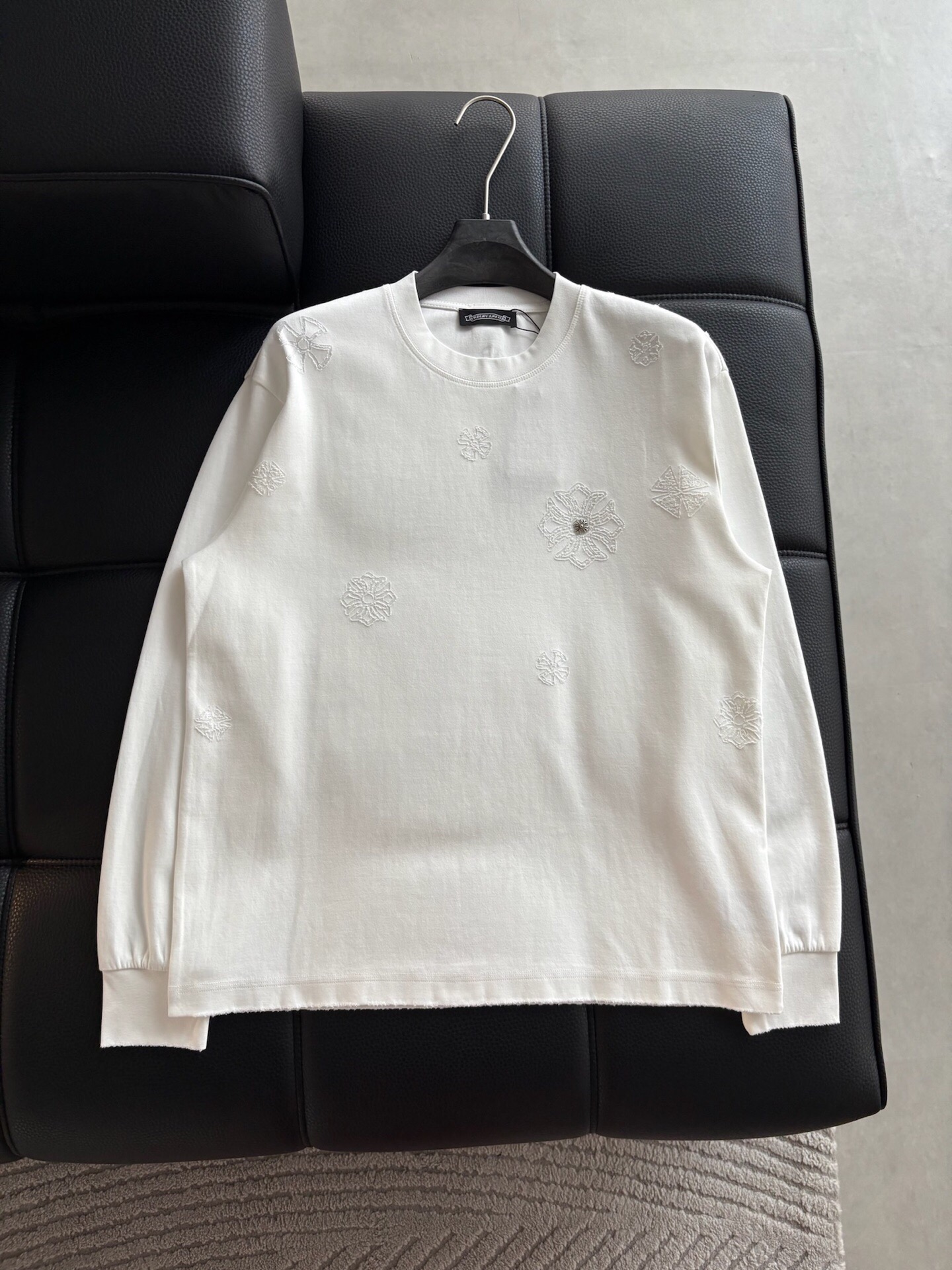 NO:595488,P CH Chrome Hearts Cross Horseshoe Chrome Hearts with Sanskrit Burnt Flowers Washed and frayed long sleeves Textured Textures Full of Trendy Brands Original Fabric Laser Burnt Appliqués Exquisite Embroidery of Letters Excellent Hot Style. Color: Black White Size: m-3xl Style Number: 3571,, chrome hearts, alexander wang19860909P CH克罗心 十字架马蹄克罗心梵文烧花 水洗磨破款长袖 质感纹路潮牌十足 原身布激光烧花贴布绣 字母精致刺绣绝佳的爆款. 颜色:黑色 白色  码数:m-3xl 款号:3571,,chrome hearts,alexander wang,Men's clothing