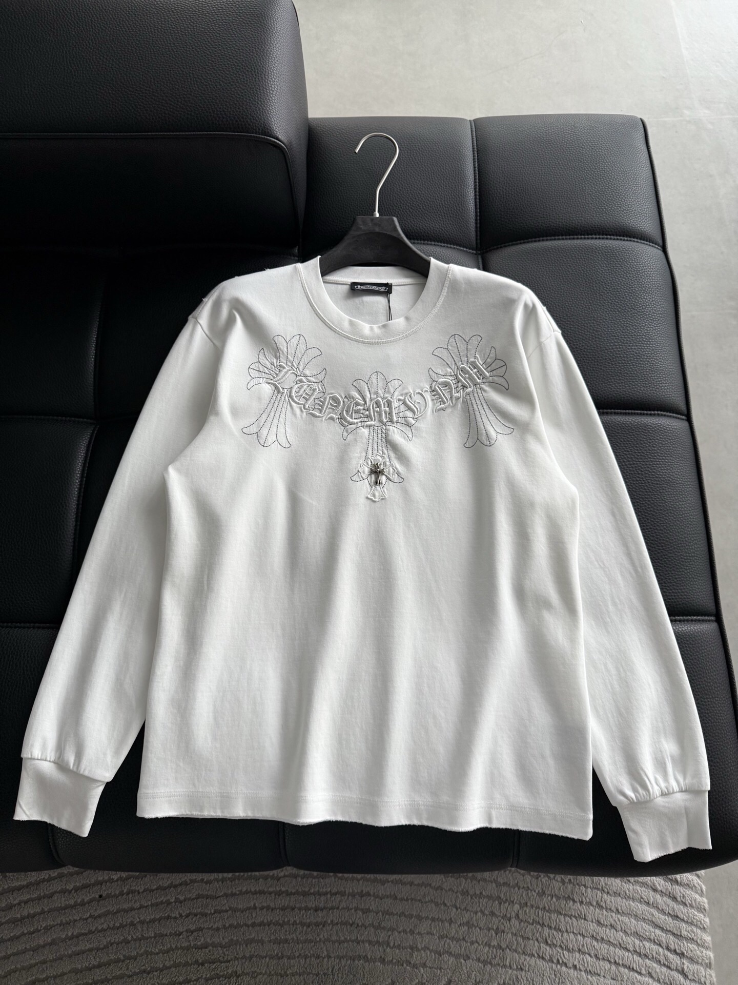 NO:595491,P Croxin's new debut counter, the latest long-sleeved high-end customized design, avant-garde and fashionable!  The brand logo is embroidered with heavy craftsmanship. High-end customized Xinjiang cotton is soft to the touch and comfortable to wear. Exquisite stitching at the counter level. Fine workmanship. The upper body effect is incomparably handsome!  A must-have item for a stylish man!  Color black white Size M-3XL Style number: 3568, chrome hearts, alexander wang19860909P 克罗心 新款首发专柜最新款长袖 高端订制 设计前卫时尚！品牌logo重工艺设计刺绣.高端定制新疆棉 手感柔软.穿着舒适.专柜级别精致车线.做工精细.上身效果无敌帅气！型男必备单品！ 颜色黑色 白色 码数M-3XL 款号:3568,,chrome hearts,alexander wang,Men's clothing