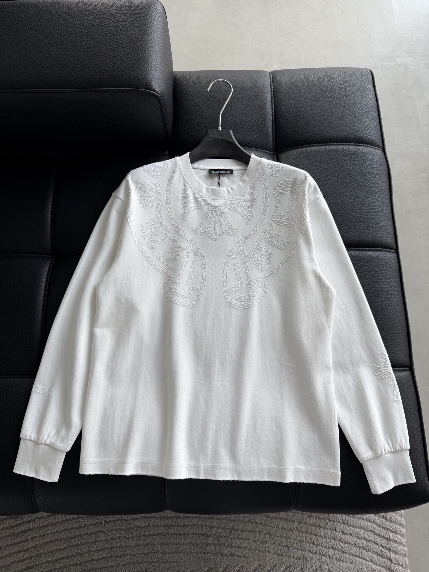 NO:595465,P CH Chrome Hearts Cross Horseshoe Chrome Hearts with Sanskrit Burnt Flowers Washed and frayed long sleeves Textured Textures Full of Trendy Brands Original Fabric Laser Burnt Appliqués Exquisite Embroidery of Letters Excellent Hot Style. Color: Black White Size: m-3xl Style Number: 3570,, chrome hearts, alexander wang19860909P CH克罗心 十字架马蹄克罗心梵文烧花 水洗磨破款长袖 质感纹路潮牌十足 原身布激光烧花贴布绣 字母精致刺绣绝佳的爆款. 颜色:黑色 白色  码数:m-3xl 款号:3570,,chrome hearts,alexander wang,Men's clothing