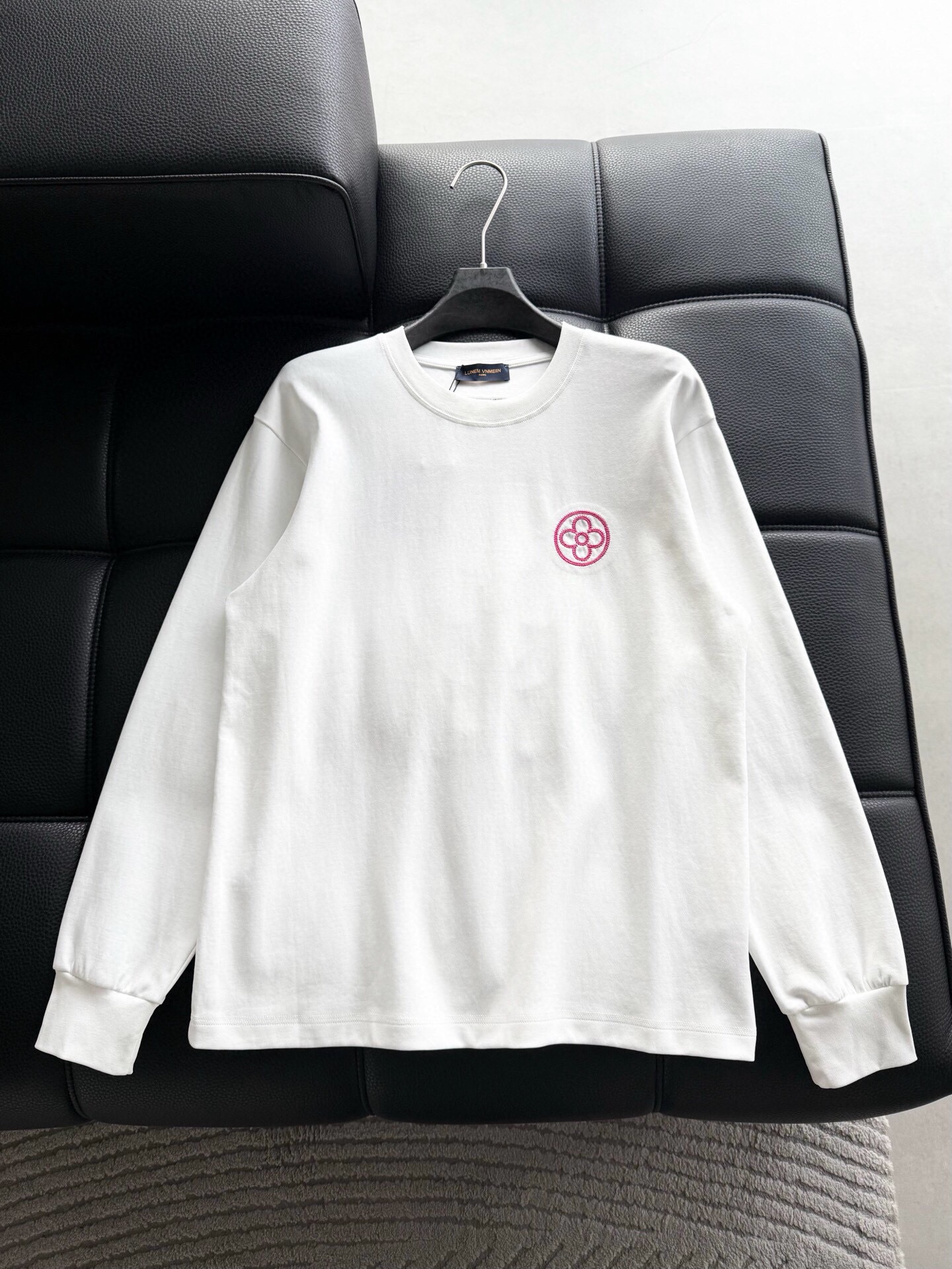 NO:595474,P LV's latest T-shirts at the new debut counter, high-end customization, avant-garde and fashionable designs!  The brand logo is embroidered with heavy craftsmanship. High-end customized Xinjiang cotton is soft to the touch and comfortable to wear. Exquisite stitching at the counter level. Fine workmanship. The upper body effect is incomparably handsome!  A must-have item for a stylish man!  Color black white Size M-3XL Style number: 3572, louis vuitton, tees, t-shirt, alexander wang19860909P LV 新款首发专柜最新款T恤 高端订制 设计前卫时尚！品牌logo重工艺设计刺绣.高端定制新疆棉 手感柔软.穿着舒适.专柜级别精致车线.做工精细.上身效果无敌帅气！型男必备单品！ 颜色黑色 白色 码数M-3XL 款号:3572,,louis vuitton,tees，t-shirt,alexander wang,Men's clothing