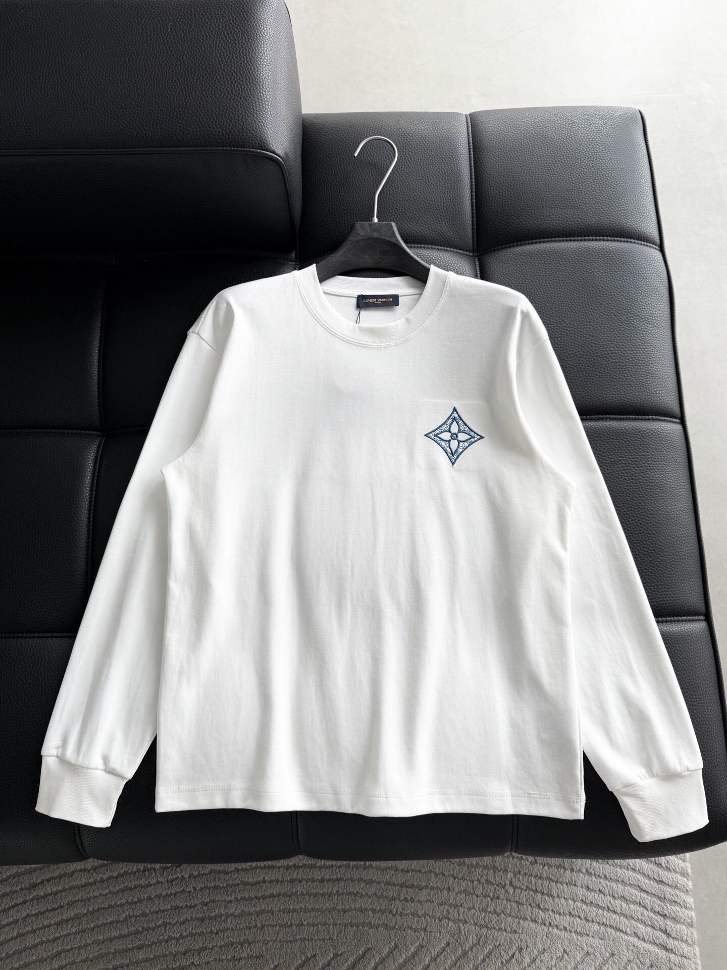 NO:595477,P Lujia's new debut counter, the latest long-sleeved high-end customized design, avant-garde and fashionable!  The brand logo is embroidered with heavy craftsmanship. High-end customized Xinjiang cotton is soft to the touch and comfortable to wear. Exquisite stitching at the counter level. Fine workmanship. The upper body effect is incomparably handsome!  A must-have item for a stylish man!  Color black white Size M-3XL Style number: 3573, louis vuitton, louis vuitton, alexander wang19860909P 驴家 新款首发专柜最新款长袖 高端订制 设计前卫时尚！品牌logo重工艺设计刺绣.高端定制新疆棉 手感柔软.穿着舒适.专柜级别精致车线.做工精细.上身效果无敌帅气！型男必备单品！ 颜色黑色 白色 码数M-3XL 款号:3573,,louis vuitton,louis vuitton,alexander wang,Men's clothing