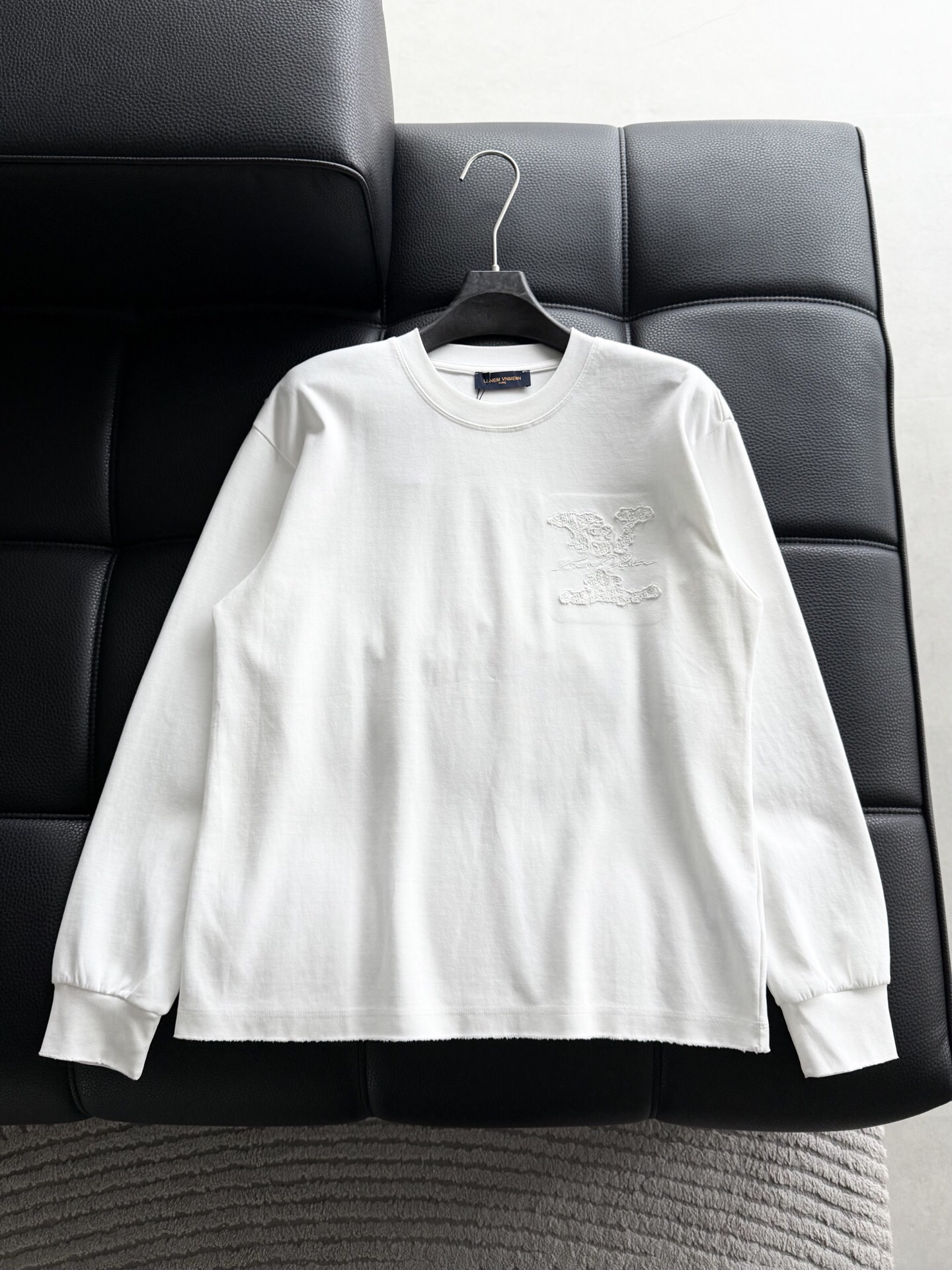 NO:595480,P Popular items are on the shelves, Donkey Brand LV’s new long-sleeved model. Classic design, three-dimensional embroidery of LV letters, and fusion of elements to create a popular item that must be in the counter this season. Customized Xinjiang pure cotton fabric with high comfort and skin-friendly feel. The latest brand elements on the front, classic and fashionable. Casual and on the street, choose!  Same style for men and women Color: black white Style number: 3575 Size m~3x, louis vuitton, louis vuitton, alexander wang19860909P 爆款上架,驴牌LV 新款长袖.设计经典LV字母立体刺绣 贴补 元素融合打造本季必入专柜爆款,定制新疆纯棉面料 舒适度、亲肤感极高.前幅品牌最新元素,经典时尚.休闲、出街上上选！男女同款  颜色:黑色 白色 款号:3575 码数m~3x,,louis vuitton,louis vuitton,alexander wang,Men's clothing