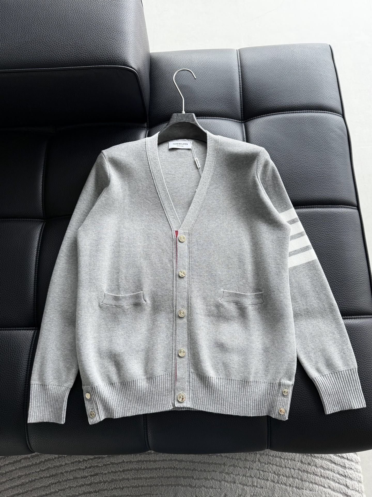 NO:595483,P Th.omB, row*e Tom*Lang's new unisex knitted sweater jacket, this year's new counter product, unisex super soft fabric!  A fashionable and versatile model for the city, it will definitely be super popular this year. It is a must-have artifact for autumn and winter. It has a unique texture, soft and smooth feel, and cannot be compared with ordinary fabrics. The crochet is paired with the classic iconic stripe design!  A rare model that can only be found. Very attractive design, liningless inseam binding technology, and very detailed. It is a model that requires a lot of attention to technology. Details determine the high-end. Minimalist design elements of the season, a must-have item for trendy men, perfect fit, highly recommended!  Color: black gray Tibetan orchid Size: m～3× Style number: 9802, jackets & coats, sweaters, alexander wang19860909P  Th.omB,row*e汤姆*朗新款男女同款针织毛衣外套,今年的专柜新品,男女同款超软面料！时尚都市百搭款,今年必定超火爆,秋冬必备神器,质感独特,手感柔嫩顺滑,不是一般面料所能对比的产品.钩织搭配经典标识性经典条纹设计！可遇不可求的款 非常极具魅力的设计,无里布内缝包边工艺,细节非常到位,要非常讲究技术的一款,细节决定高端.极简当季的设计元素,潮男必备单品,完美版型,强烈推荐！ 颜色:黑色 灰色 藏兰 码数:m～3× 款号:9802,,jackets & coats,sweaters,alexander wang,Men's clothing