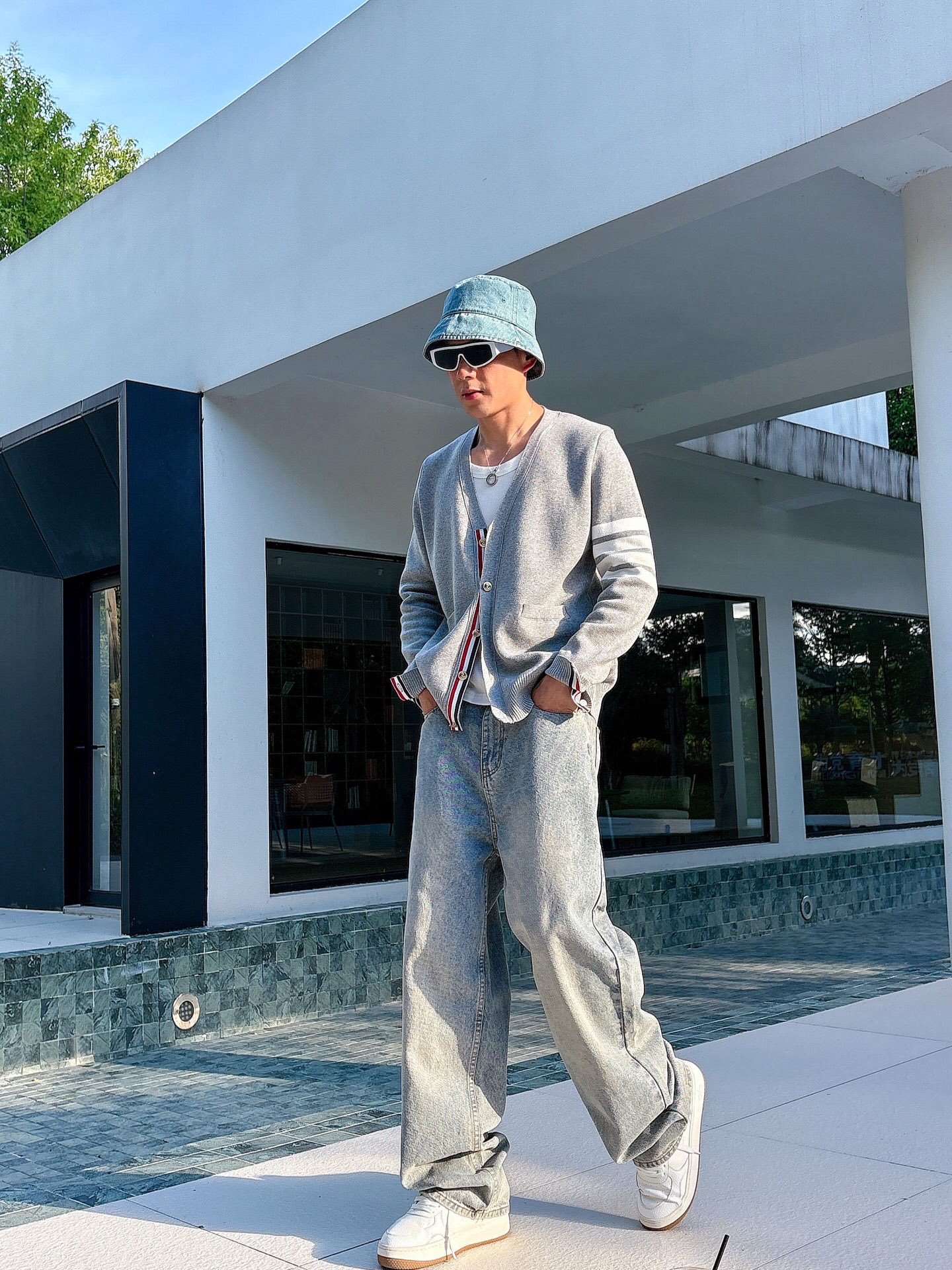 NO:595486,Pants P, Jacket P Th.omB, row*e Tom*Lang's new unisex knitted sweater jacket, this year's new counter product, unisex super soft fabric!  A fashionable and versatile model for the city, it will definitely be super popular this year. It is a must-have artifact for autumn and winter. It has a unique texture, soft and smooth feel, and cannot be compared with ordinary fabrics. The crochet is paired with the classic iconic stripe design!  A rare model that can only be found. Very attractive design, liningless inseam binding technology, and very detailed. It is a model that requires a lot of attention to technology. Details determine the high-end. Minimalist design elements of the season, a must-have item for trendy men, perfect fit, highly recommended!  Color: black gray Tibetan orchid Size: m～3× Style number: 9802, jackets & coats, sweaters, alexander wang19860909裤子 P ,外套 P Th.omB,row*e汤姆*朗新款男女同款针织毛衣外套,今年的专柜新品,男女同款超软面料！时尚都市百搭款,今年必定超火爆,秋冬必备神器,质感独特,手感柔嫩顺滑,不是一般面料所能对比的产品.钩织搭配经典标识性经典条纹设计！可遇不可求的款 非常极具魅力的设计,无里布内缝包边工艺,细节非常到位,要非常讲究技术的一款,细节决定高端.极简当季的设计元素,潮男必备单品,完美版型,强烈推荐！ 颜色:黑色 灰色 藏兰 码数:m～3× 款号:9802,,jackets & coats,sweaters,alexander wang,Men's clothing