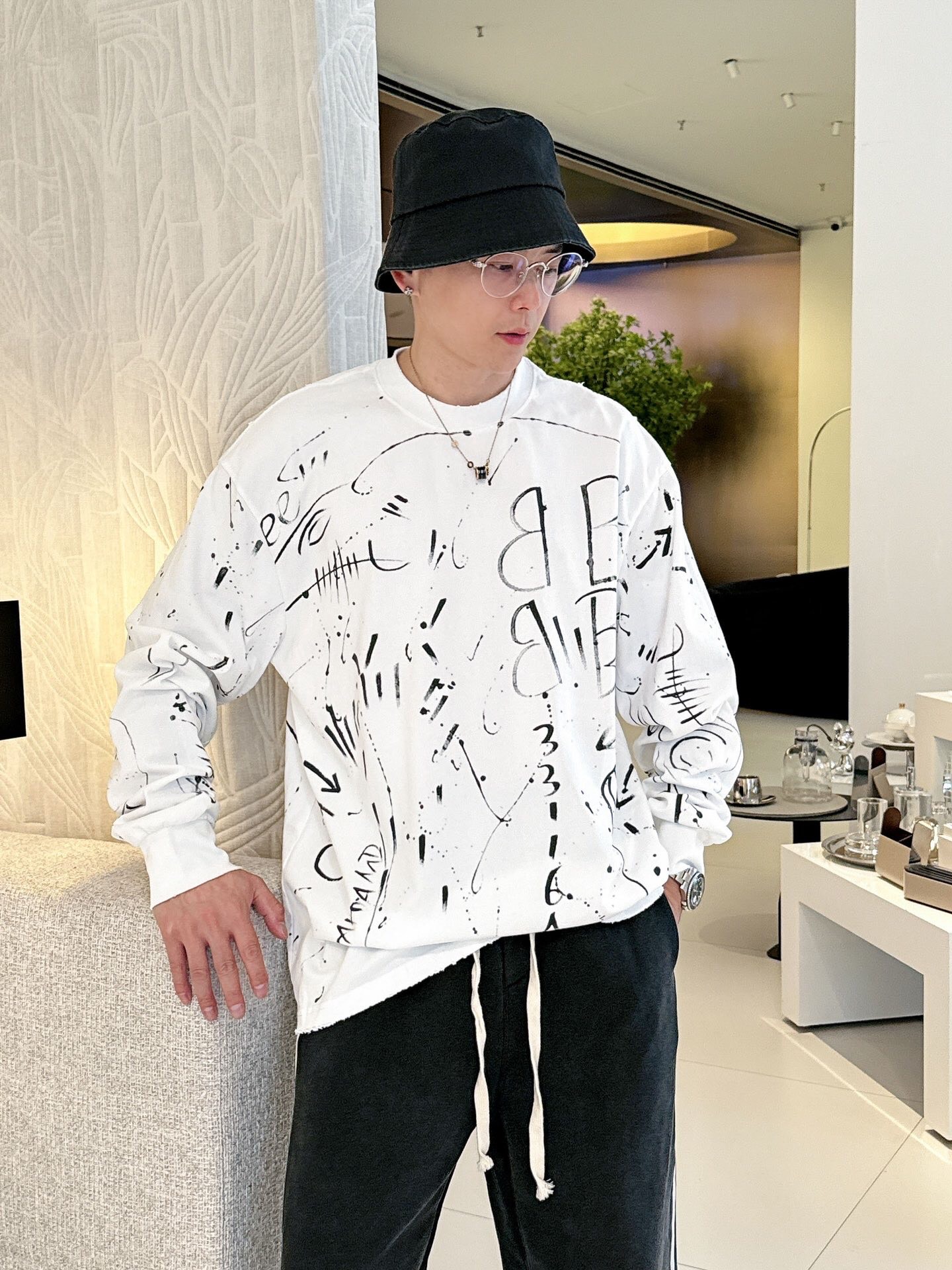 NO:595489,P 'Top version' Bearltongs high-definition model Bajia's new limited graffiti long-sleeved T-shirt, the fabric is made of custom-dyed pure cotton fabric and feels comfortable. Customized threads adopt special Kornit direct-injection technology, which is full of trend. OS version. The collar is reinforced with two needles and is not easy to deform. The whole body is hand-painted graffiti easily. Color: black white. Size: m~3x. Style number: 3536, burberry, tees, t-shirt, alexander wang19860909P 『顶级版本』Bearltongs 高定款 巴家新款限定涂鸦长袖T恤,面料采用定染纯棉面料手感舒适 定制螺纹 采用特殊康丽直喷工艺 潮流感十足 OS版型 领口二本针加固不易变形 整身手绘涂鸦轻松拿捏 颜色:黑色 白色 码数:m~3x 款号:3536,,burberry,tees，t-shirt,alexander wang,Men's clothing