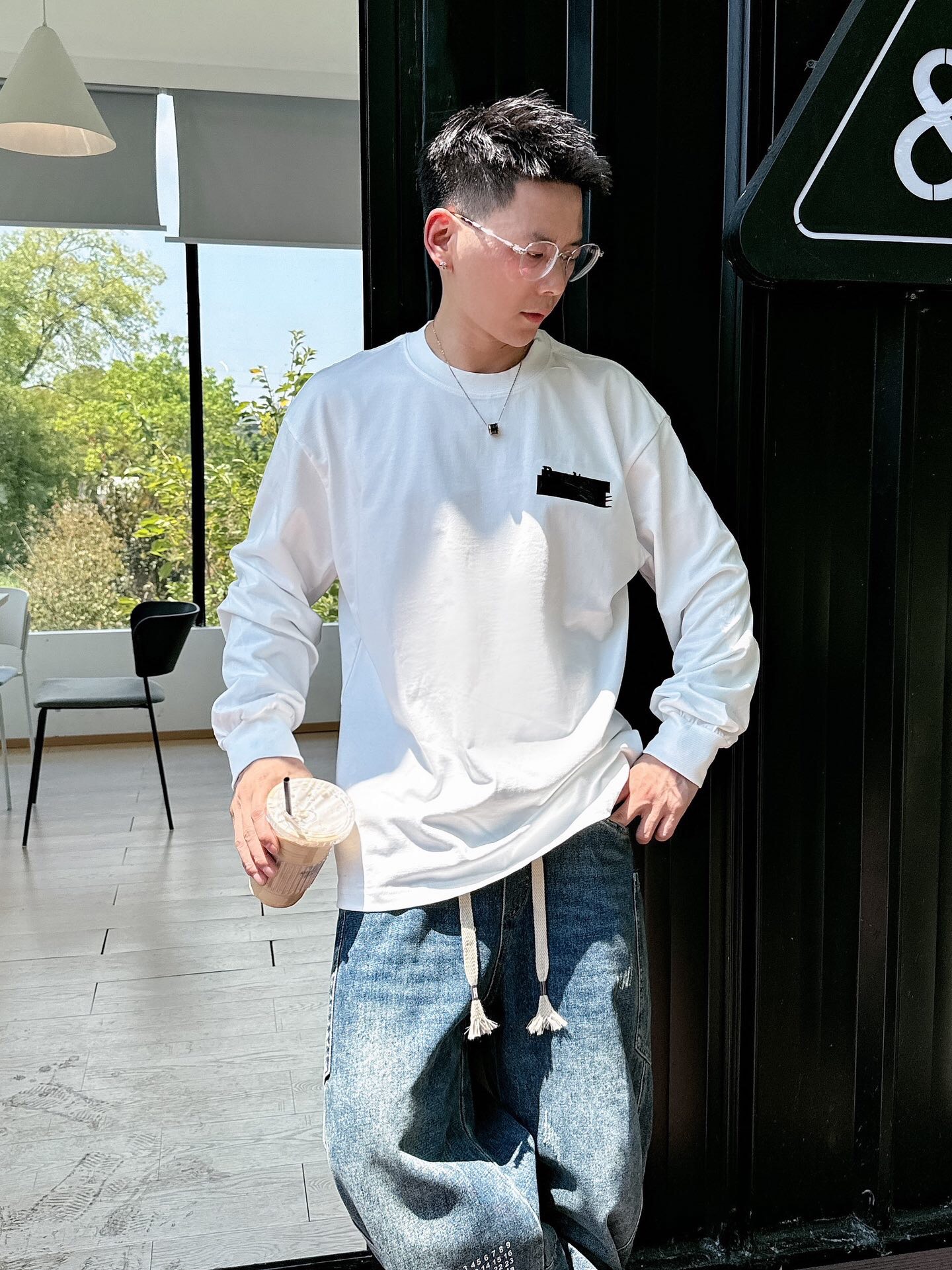 NO:595492,P Bearltongs Haute Couture Coca-Cola embroidered lettering long-sleeve T. Pure cotton fabric, extremely high degree of embroidery restoration, imported equipment, high-definition black mold material double high-temperature gluing, extremely complex and difficult. It is made of washed fabrics that are comfortable and breathable, and has been created with a full sense of high-end through multiple processes, showing luxury, classic and durability!  Color: black white Size: m~3x Style number: 3550, alexander wang19860909P Bearltongs 高定款 可乐刺绣压胶字母长袖T.纯棉面料,刺绣还原度超高,进口器械,高定黑模材料双重高温压胶,复杂难度极高.采用水洗面料舒适透气,经过多重工艺打造满满的高级感尽显奢华经典耐穿！ 颜色:黑色 白色 码数:m~3x 款号:3550,,alexander wang,Men's clothing