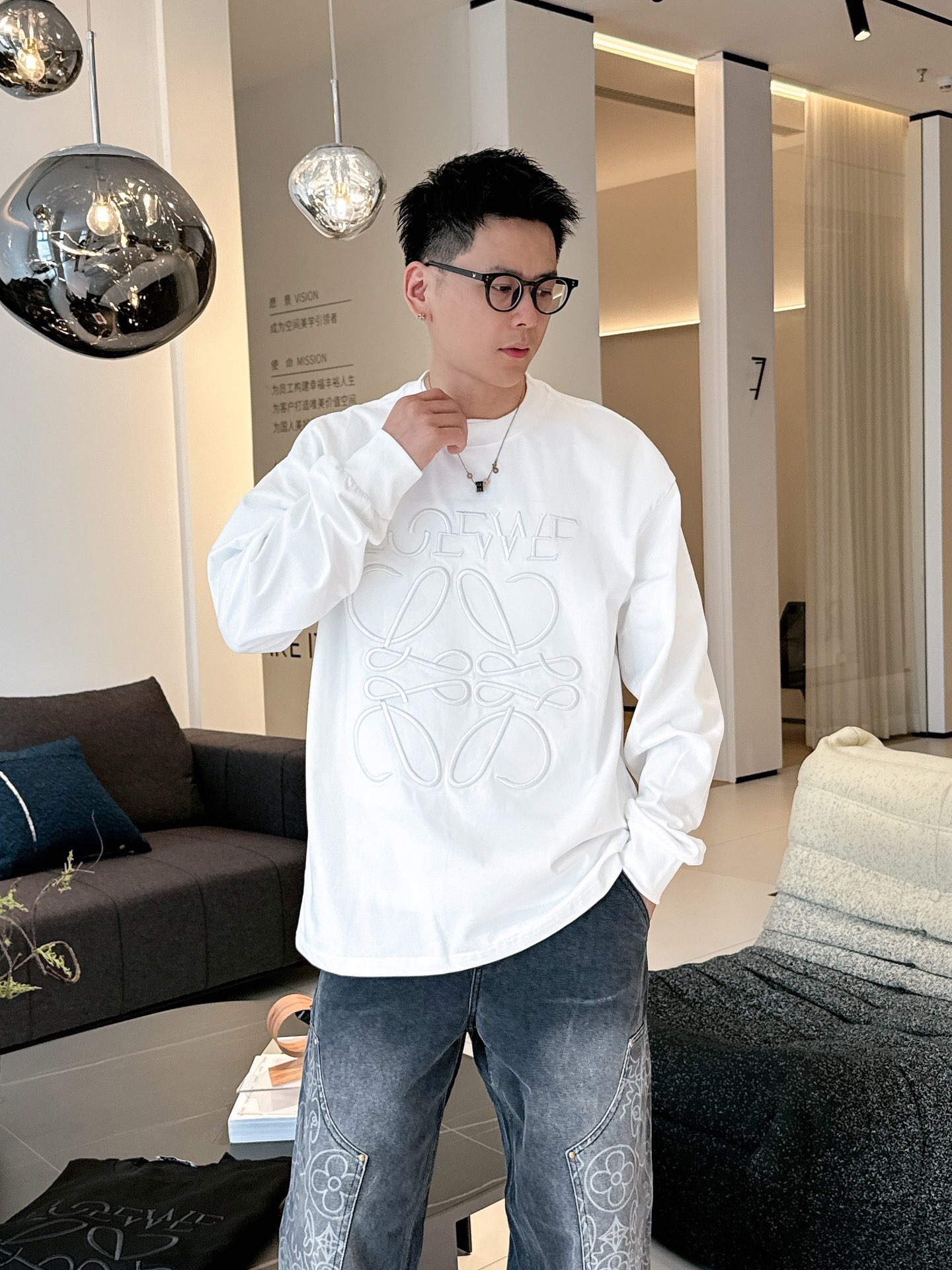 NO:595493,P (same style for men and women), Crow Heart's latest misplaced letter round neck T-shirt, the world's most popular trendy brand, crazy sought after by many stars; the iconic logo on the chest. They are all made of high-end heavy industry's thousands of needle three-dimensional embroidery technology. The atmosphere is exquisite and layered, with a strong texture and high quality. The classic large silhouette with large dropped shoulders is as lazy and casual as ever, full of personality, and has excellent wearing comfort.  The neckline is slightly fitted to the neck, and the upper body is more energetic and fashionable. It is a commuting style that is not afraid of seasonal wear and can be worn inside or outside. The trend elements that have been deeply rooted in the bones are enough to highlight the brand's characteristics and recognition. No matter how you wear it, you will be a cool and trendy person with a strong aura. Wearing it together as a couple's outfit is a top recommendation on the street!  Color: black white Size: m~3x Style number: 3551, chrome hearts, tees, t-shirt, alexander wang19860909P（男女同款）,克罗心 最新错位字母圆领T恤,全球最火爆的潮牌,N多明星疯狂追捧；胸前标志性logo.都采用高端重工的万针立体绣花工艺,大气精致而富有层次感,质感极强,上档次. 经典的大廓形大落肩版型,一如既往的慵懒随性,极富个性,穿着舒展性极好, 领口微微贴合颈部,上身更精神更显时髦感.无惧季节性穿搭的通勤款式,可内搭可外穿,已经深深刻入骨子里的潮流元素,足够彰显出品牌特色与辨识度,如论怎么穿搭都是自带强大气场的帅酷潮人,配成情侣装一起穿更是炸街的王牌推荐！ 颜色:黑色 白色 码数:m~3x 款号:3551,,chrome hearts,tees，t-shirt,alexander wang,Men's clothing