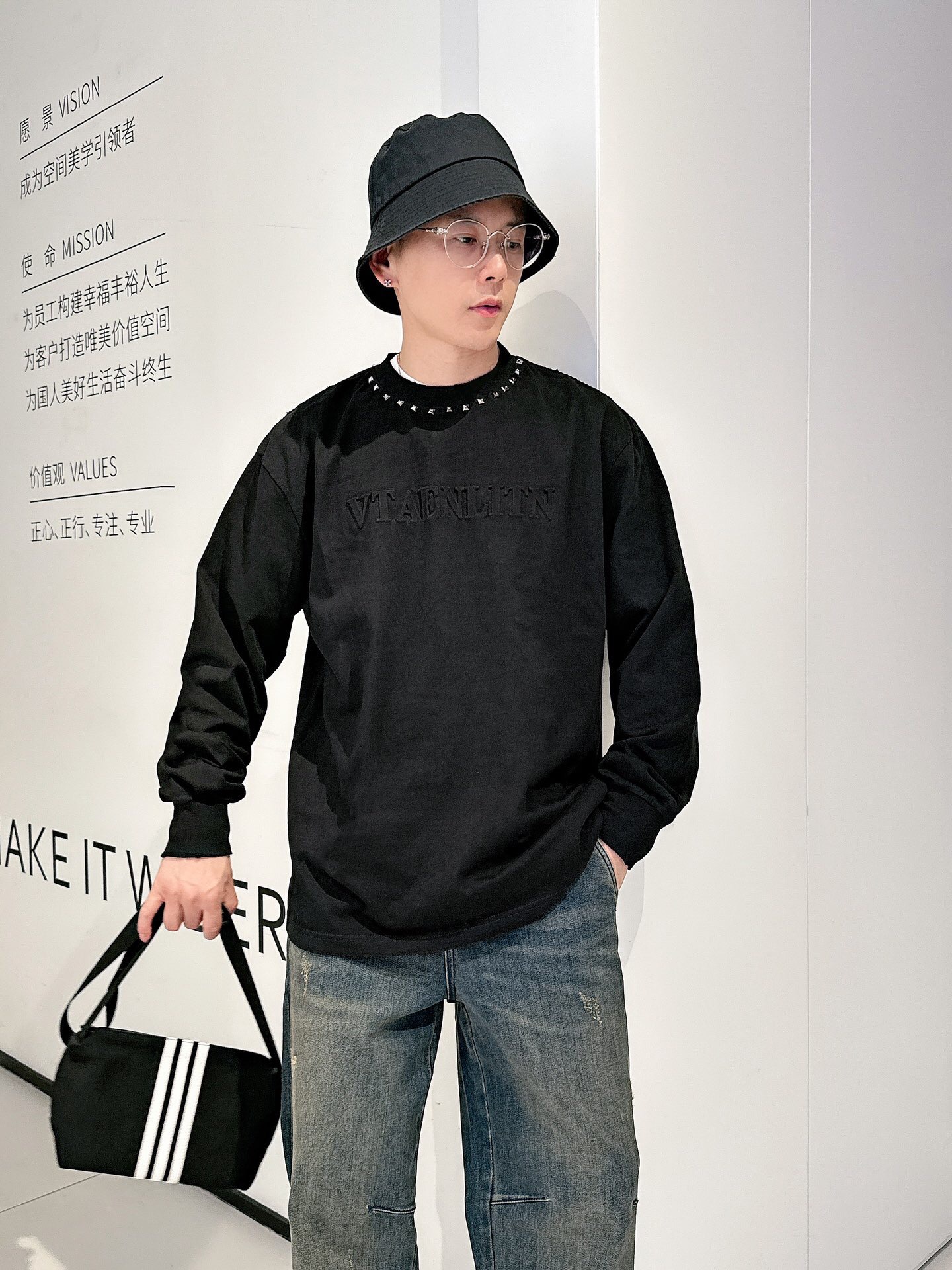 NO:595495,P VTAENLITN high-end men's and women's round neck long-sleeved T-shirt. Can be worn outside in autumn, can be worn as a base layer in winter, can be worn all year round, very cost-effective. The fabric is made of original custom-made Xinjiang fine long-staple cotton. The texture is stiff and full. The weight is 320. It is extremely soft and delicate. It feels super comfortable when pressed against the skin. It is very heavy and textured.  Natural and casual, it can show the wearer's fashionable personality. The loose and slightly wide T-shirt is cut in a loose and slightly wide shape. The same style for men and women can be matched with each other. It can be styled in any daily style to create a fashionable look!  Size M~3x Color black, white Style number: 3555, tees, t-shirt, alexander wang19860909P  VTAENLITN 高定款男女同款圆领长袖T恤 秋天可外穿 冬天可打底 一年四季可穿 超高性价比 面料采用原版订制新疆精巯长绒棉 质地挺度饱满克重320极度柔软细腻 压肤感觉超舒服,非常重磅且有质感 自然随性的可以展现出着装者的时尚个性,宽松微阔T恤版型剪裁,男女同款出彩搭配,可任凭日常穿搭风格凹出时尚造型！ 尺码M~3x 颜色黑色,白色 款号:3555,,tees，t-shirt,alexander wang,Men's clothing