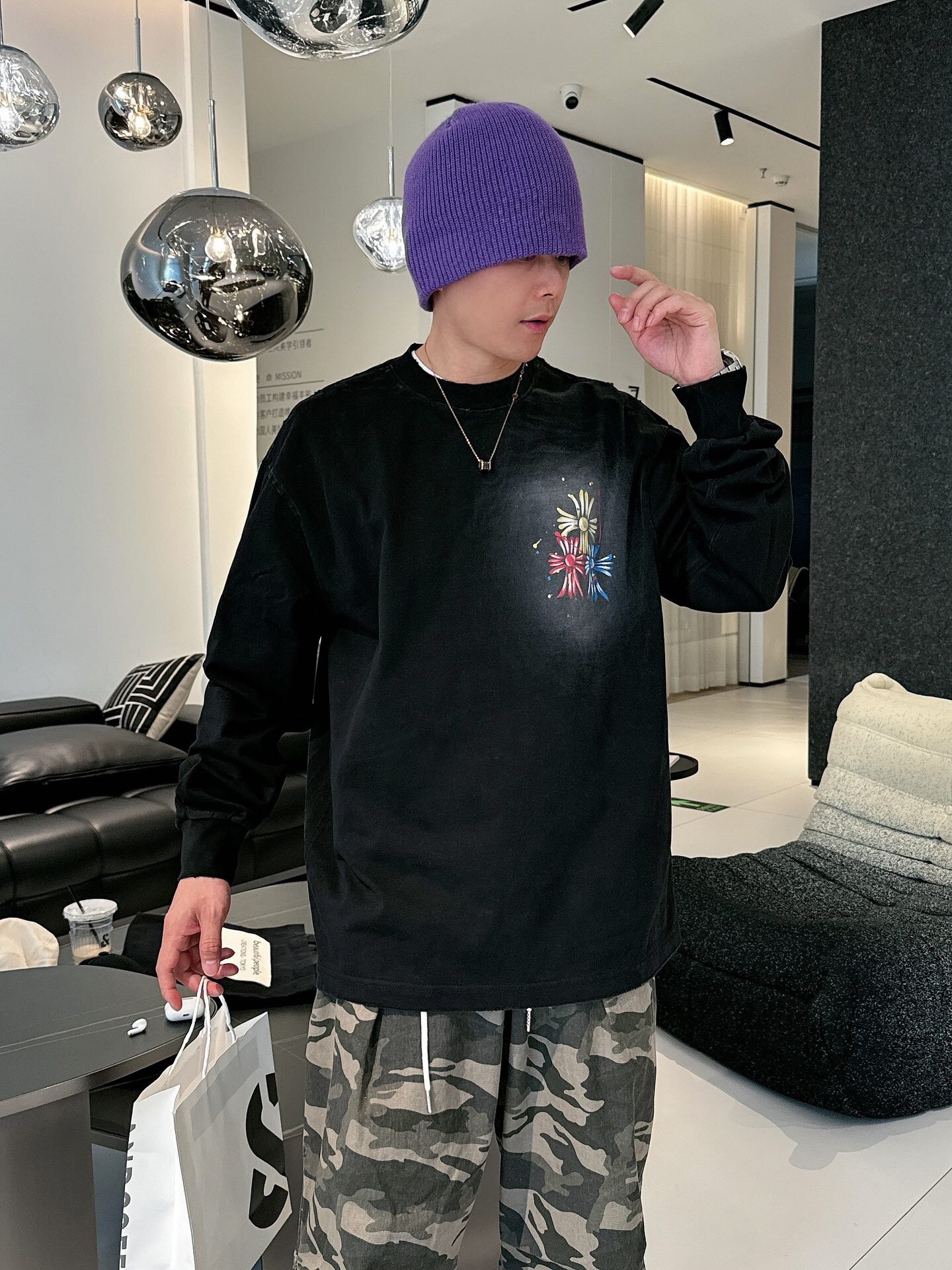 NO:595497,P Bearltongs Haute Couture Luxurious Genderless T-shirt Limited Edition Sanskrit Cross Flower Short Sleeve T-shirt. A very pure style, genderless T-shirt for men and women; a new washing process makes the fabric softer and the upper body is very flattering... Cross printing details are used on the chest and back, and the subtle design just modifies the body shape. It can fully accommodate your matching throughout the summer. It is good no matter how you match it, and can host your entire summer wardrobe!  !  Color: washed black Size: m~3x Style number: 3562, T-shirt, tees, t-shirt, alexander wang19860909P Bearltongs 高定款 种草轻奢无性别T恤限定版梵文十字花短袖T恤.很纯粹的风格,无性别男女同款T恤；焕然一新的洗水工艺,使得面料更柔软,上身很讨喜…… 胸前与背面运用十字印花细节,微妙的设计恰好修饰身形,可以完全包容你整个夏季的搭配,无论怎么搭都很在行,承办你整个夏天的衣柜！！ 颜色:洗水黑 码数:m~3x 款号:3562,,T-shirt,tees，t-shirt,alexander wang,Men's clothing