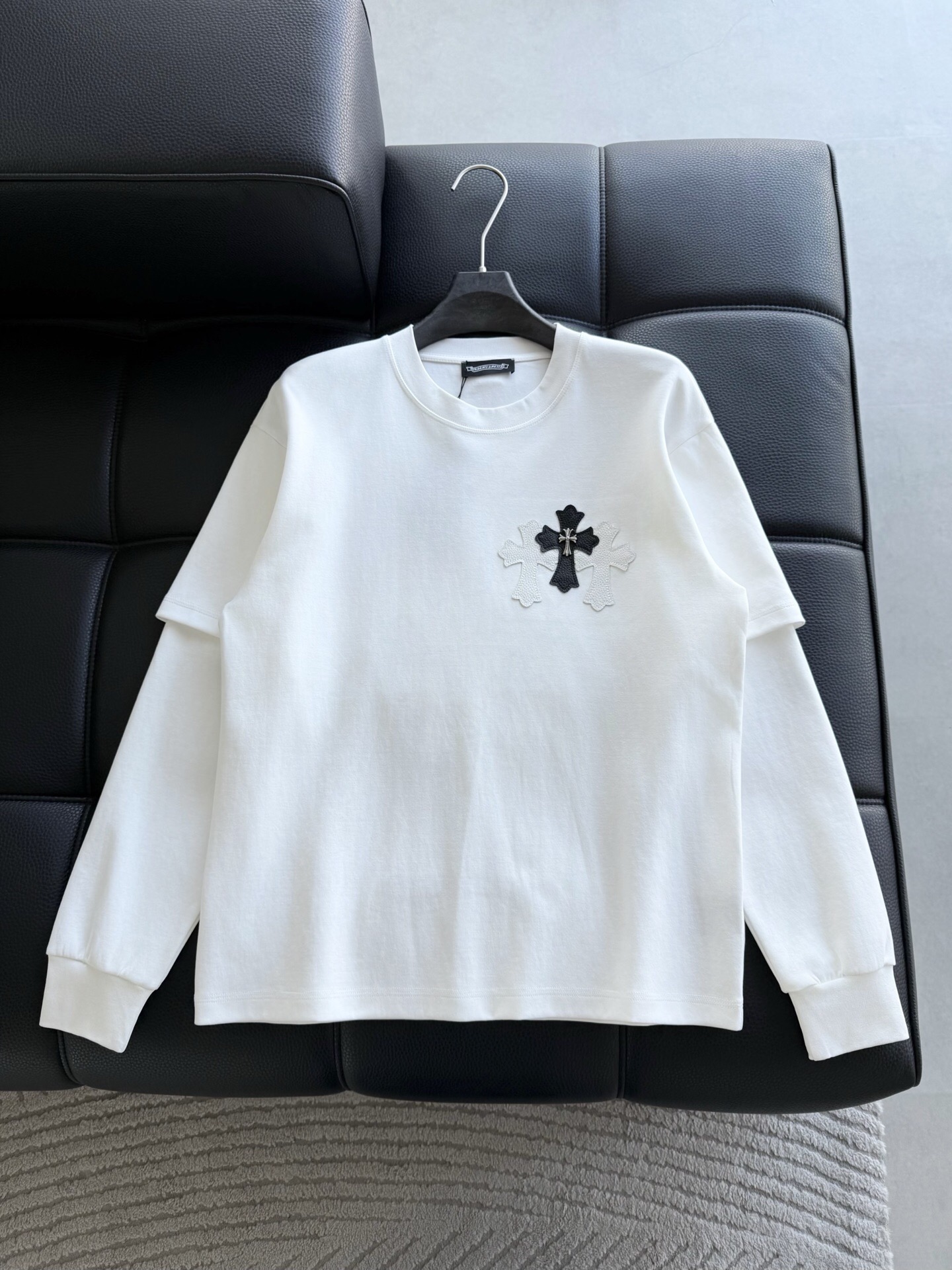 NO:595501,Clothes P Chrome Hearte CH SS new cross horseshoe Chrome heart Sanskrit three-dimensional patchwork show craftsmanship. Double-sided cotton double yarn jersey fabric, special thickened 32 pieces of double-strand 1X1 thread in the same vat. Light luxury, a must-have item for daily commuting for men and women. Color: black white Code number: M~3x Style number: 3590,,chrome hearts,chrome hearts,alexander wang19860909衣服 P  Chrome Hearte 克罗心 CH SS新款 十字架马蹄克罗心梵文 立体贴布秀工艺.双面棉双纱汗布面料,同缸定染特种加粗32支双股1X1螺纹..轻奢主义,男女日常通勤穿搭必备单品. 颜色: 黑色 白色 码数: M~3x 款号: 3590,,chrome hearts,chrome hearts,alexander wang,Men's clothing