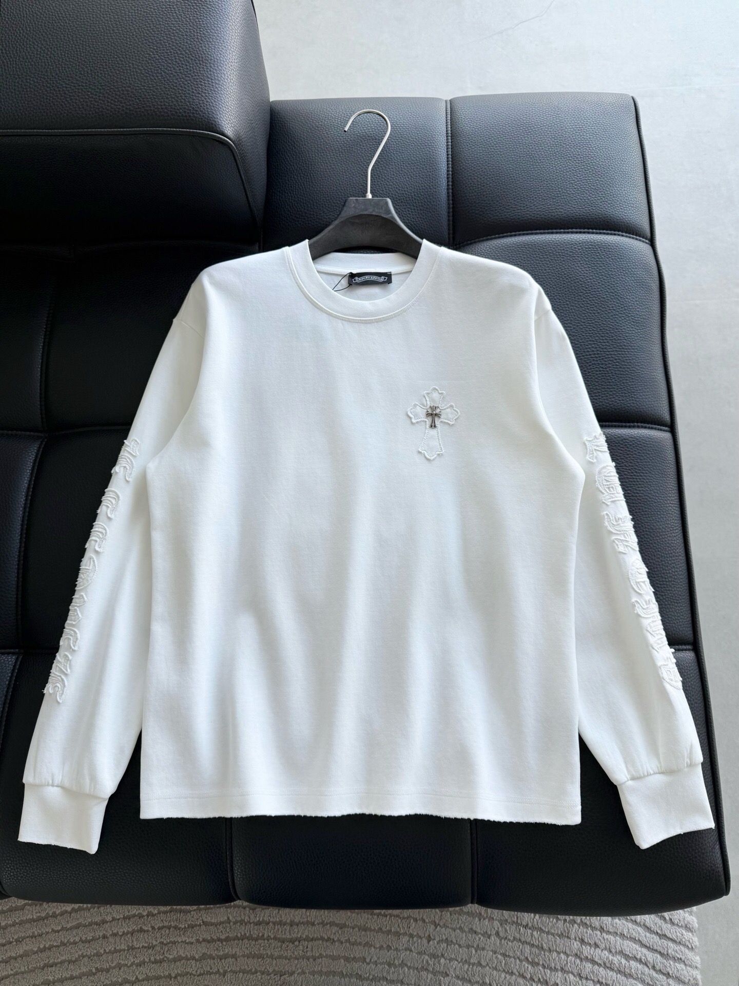 NO:595505,P Chrome Hearte CH new style cross horseshoe Chrome heart Sanskrit three-dimensional patchwork show craftsmanship, washed and frayed, double-sided cotton fabric, custom-dyed in the same vat with special thickening 32 pieces double-strand 1X1 thread. Light luxury, a must-have item for men and women's daily commuting. Color: black white Code number: M~3x Style number: 3589,,chrome hearts,chrome hearts,alexander wang19860909P Chrome Hearte 克罗心 CH 新款 十字架马蹄克罗心梵文 立体贴布秀工艺,水洗磨破,双面棉面料,同缸定染特种加粗32支双股1X1螺纹..轻奢主义,男女日常通勤穿搭必备单品. 颜色: 黑色 白色 码数: M~3x 款号: 3589,,chrome hearts,chrome hearts,alexander wang,Men's clothing