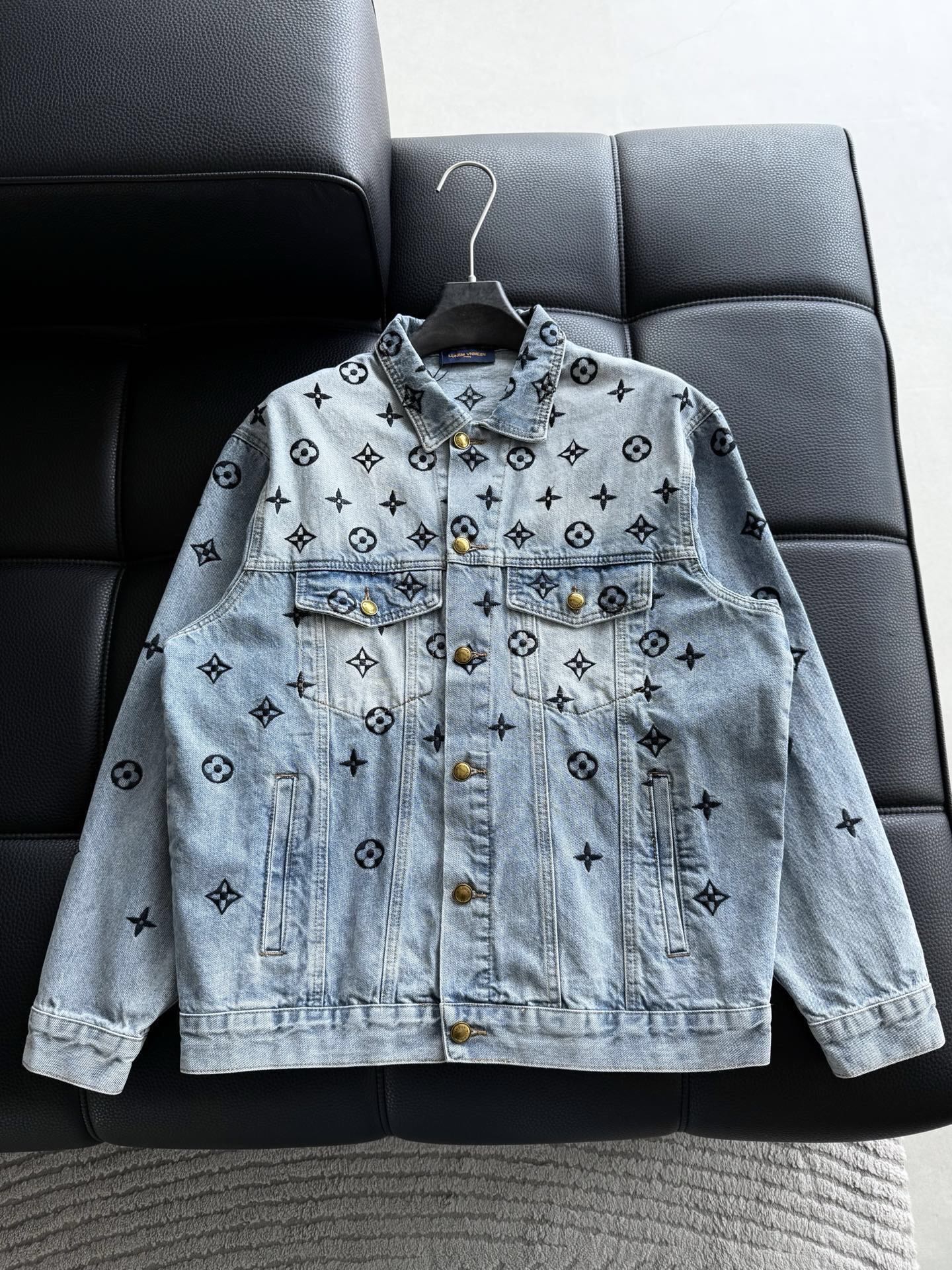 NO:595509,Clothes P, LV's new three-dimensional embroidery all-over printed letter logo jacket. The whole garment is made of custom-woven heavy denim fabrics, with independent hardware molding and heavy-duty washing. It has strong water resistance and good wear resistance. The overall gloss after washing is good, the feel is soft and thick, the version is simple and versatile, stiff and cannot be deformed, the jacket is a common basic, the design is very classic and versatile, I fell in love at first sight!  Same style for men and women. Color: black blue Size: m-3xl Style number: 3073, louis vuitton, jackets & coats, alexander wang19860909衣服 P ,LV 新款 立体刺绣 满印字母logo外套.全衣采用定织重磅牛仔面料,独立五金开模成衣重工水洗,耐水性强耐磨性佳.整体洗水后光泽度好,手感柔软厚实,版型简单百搭,硬挺不容变形,外套常备基础,设计非常经典百搭第一眼就爱上！男女同款. 颜色: 黑色 蓝色 码数:m-3xl 款号:3073,,louis vuitton,jackets & coats,alexander wang,Men's clothing
