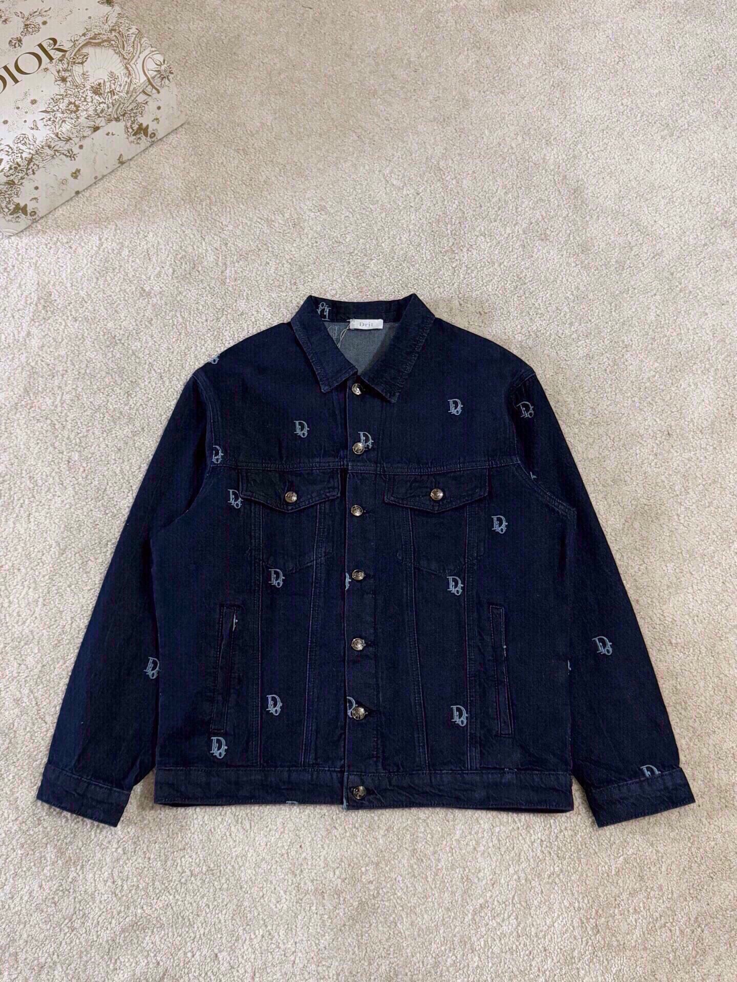 NO:595496,P Dior's new jacquard all-over printed three-dimensional embroidery letter logo jacket. The whole garment is made of custom-woven heavyweight denim fabrics, with independent hardware molding and heavy-duty washing. It has strong water resistance and good wear resistance. The printed dark flower letters have a good three-dimensional overall effect. After washing, the overall gloss is good, the feel is soft and thick, the version is simple and versatile, stiff and cannot be deformed, the basic foundation of jackets, the design is very classic and versatile, I fell in love at first sight!  Same style for men and women. Color: blue Size: m-3xl Style number: 3066, dior, jackets & coats, alexander wang19860909P 迪奥新款 提花满印 立体刺绣 字母logo外套.全衣采用定织重磅牛仔面料,独立五金开模成衣重工水洗,耐水性强耐磨性佳印刷暗花字母立体整体效果好.整体洗水后光泽度好,手感柔软厚实,版型简单百搭,硬挺不容变形,外套常备基础,设计非常经典百搭第一眼就爱上！男女同款. 颜色: 蓝色  码数:m-3xl 款号:3066,,dior,jackets & coats,alexander wang,Men's clothing