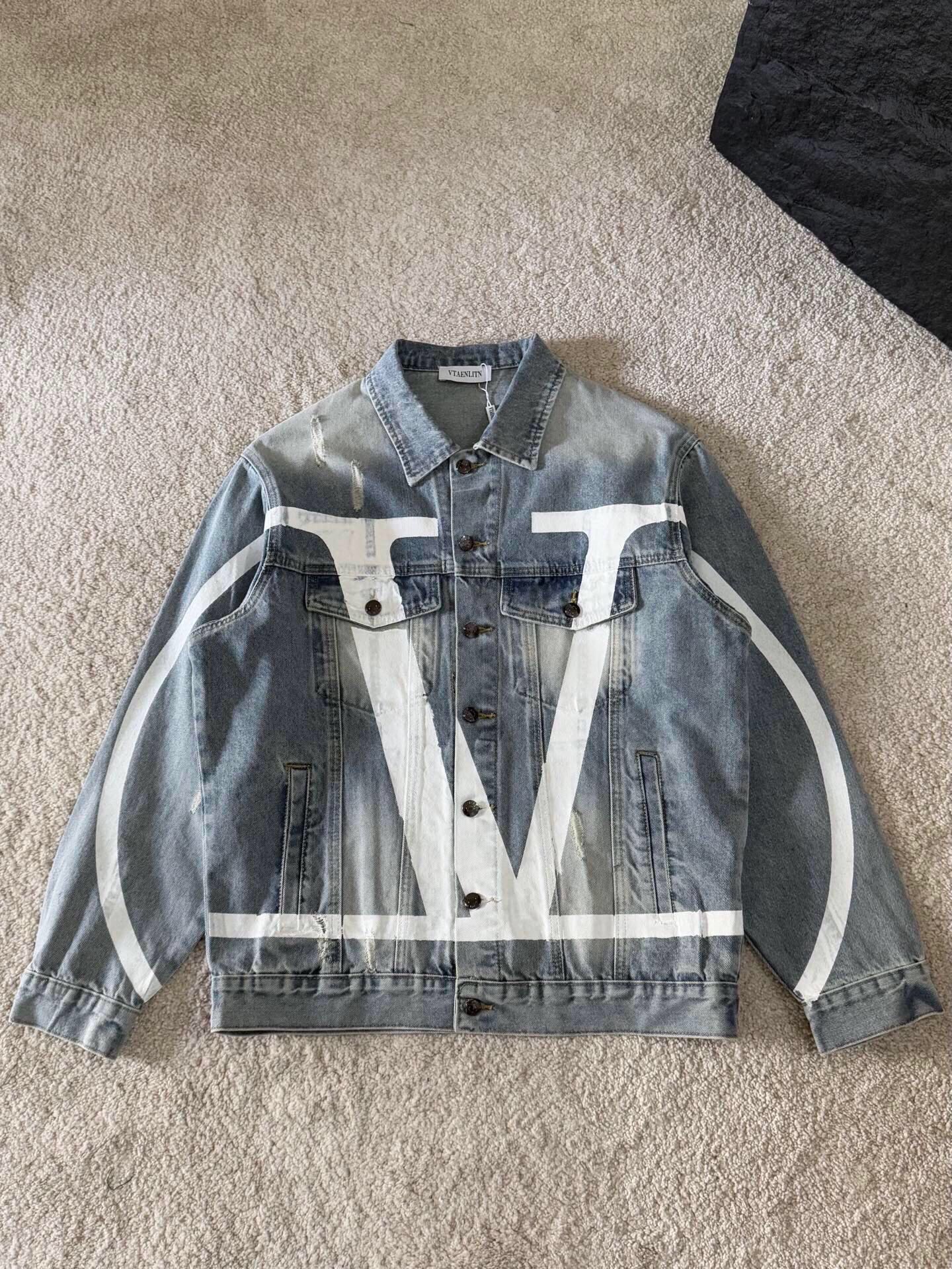 NO:595500,P VTAENLITN high-end Valentino men's and women's big V denim long-sleeved jacket. Work style denim, casual but casual, free and easy for leisure, very easy to control!  It is very particular about the natural washing effect. The bone lines are slightly whitened, giving it a very layered feel. The denim threads are bright and fashionable. The Italian denim fabric is supplied by customers. The texture is natural and rough with a delicate texture. If you look closely, you will find that this is not the conventional Japanese denim on the market, but combed cotton strands.  It is spun and very comfortable. It looks like tough denim, but it has a comfortable atmosphere. It is young, fashionable and practical to wear. Compared with the many oversized jackets nowadays, this is a refreshing style. It can be paired with a T-shirt, shirt, casual sports pants, and it can be said to be very handsome and fashionable!  Same style as Xiaohongshu. Color: Picture color Code number: m~3x Style number: 3063, versace, valentino, jackets & coats, shirts, tees, t-shirt, alexander wang19860909P  VTAENLITN 高定款 华伦天奴男女款大V牛仔长袖外套 工装风牛仔系,随性不随便,又有休闲时的洒脱随意,非常容易驾驭的单品！ 很讲究的自然度洗水效果,骨线都做了微微磨白,很有层次感,牛仔线压线明亮时髦.客供意大利牛仔面料,纹理自然粗狂中带着细腻,仔细看就会发现这不是市面上的日本式常规牛仔布,是棉质精梳股线纺制而成的,非常的舒适.看似硬朗的牛仔,却偏偏有股舒适的气息,又年轻时髦还实穿,对于现在众多oversize的外套,这是一款清流,随便搭配T恤衬衫,休闲运动裤,可以说是很帅很时髦！小红书同款. 颜色:图片色 码数:m~3x 款号:3063,,versace,valentino,jackets & coats,shirts,tees，t-shirt,alexander wang,Men's clothing