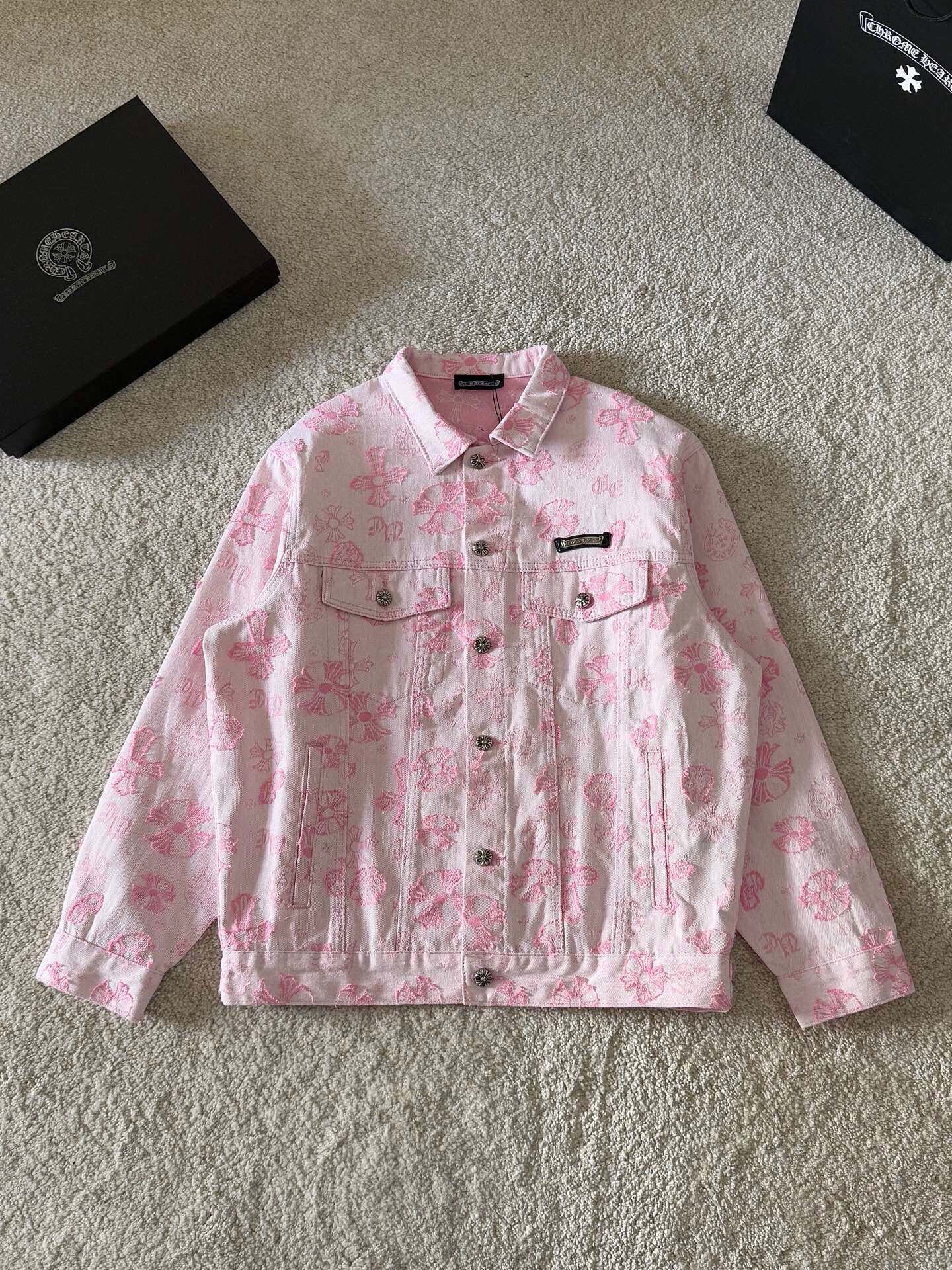 NO:595502,P Croxin's new all-over jacquard printed three-dimensional patchwork jacket with logo show. The whole jacket is made of custom-woven heavyweight denim fabric, with independent hardware molding and heavy-duty washing. It has strong water resistance and good abrasion resistance. The printed dark flower letters have a good three-dimensional overall effect. After washing, the overall gloss is good, the feel is soft and thick, the version is simple and versatile, stiff and cannot be deformed. It is a standing foundation for denim jackets. The design is very classic and versatile. I fell in love with it at first sight!  Same style for men and women. Color: black pink Size: m-3xl Style number: 3062, chrome hearts, jackets & coats, alexander wang19860909P 克罗心新款 提花满印 立体贴布秀logo外套.全衣采用定织重磅牛仔面料,独立五金开模成衣重工水洗,耐水性强耐磨性佳印刷暗花字母立体整体效果好.整体洗水后光泽度好,手感柔软厚实,版型简单百搭,硬挺不容变形,牛仔外套常备基础,设计非常经典百搭第一眼就爱上！男女同款. 颜色: 黑色 粉色 码数:m-3xl 款号:3062,,chrome hearts,jackets & coats,alexander wang,Men's clothing