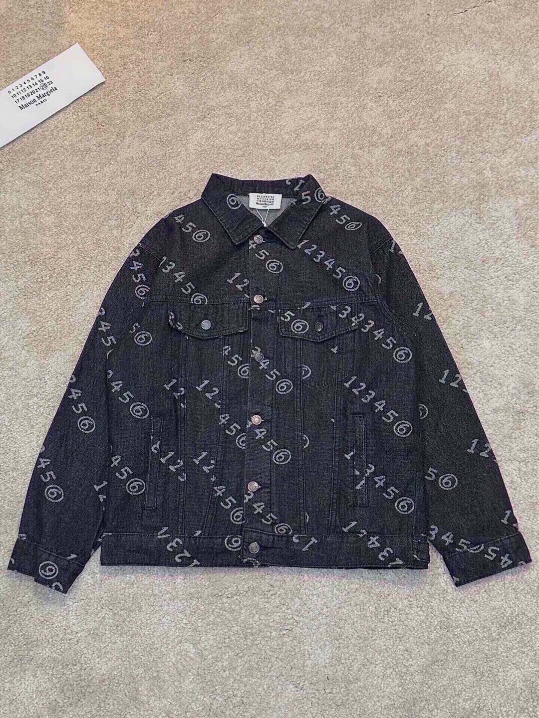 NO:595506,P Maison Margiela1 2 ​​The latest popular design of the washed denim jacket makes your figure more elegant!  The washed and distressed process is not easy to fade, and the color is nostalgic and natural!  Large letter logo, Arabic numerals, loose fit, super good-looking, versatile fabric, stiff and stylish, not easy to deform!  The texture is full, the silhouette is loose and the cut is suitable for both men and women. Color black Size m~3x Style number: 3037, jackets & coats, alexander wang19860909P Maison Margiela1 2水洗牛仔外套最新大爆款设计更显身材优雅气质！水洗做旧工序不易褪色色泽怀旧自然！大字母logo阿拉伯数字,宽松版型超级好看百搭面料硬挺有型不易变形！质感拉满,廓形宽松剪裁版型男女通穿. 颜色 黑色 尺码 m~3x 款号:3037,,jackets & coats,alexander wang,Men's clothing