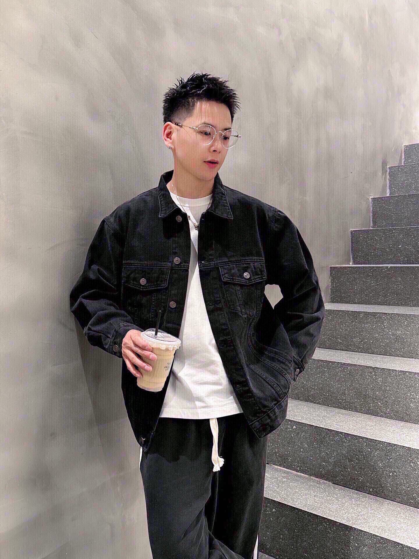 NO:595508,P luminous style Bearltongs high-end style double B graffiti luminous retro washed denim jacket, the same style as Justin Bieber. The double B letter graffiti on the back looks full of street art during the day, but at night the luminous cool is at its peak!  Domestic stock is very rare, and it will be sold out in seconds when it arrives. The overall color is not pure black, but a retro and old washed black and gray. The style is also very popular among fashionistas. It is loose, easy to wear, and looks slimming!  Exclusively customized pure cotton denim fabric, treated with special heavy-duty washing process, the graffiti letters on the back are spray-painted with imported slurry, and added with luminous fluorescent powder. It is an indispensable must-have item for this autumn and winter. The same style for men and women. It is highly recommended to keep it for yourself!  Distinguish from the non-luminous version on the market, focus on the original version!  Color: black Size: m~3x Style number: 3051,,jackets & coats,jackets & coats,alexander wang19860909P 夜光款 Bearltongs 高定款 双B涂鸦夜光复古水洗牛仔外套夹克 贾斯丁比伯同款 后背的双B字母涂鸦白天看街头艺术气息浓郁,到了晚上的夜光cool到了燃点！国内现货非常稀少,到货秒断,整体颜色也不是纯黑色,是那种复古做旧的水洗黑灰色.版型也是深受潮人爱戴的os,宽松好穿显瘦一绝！独家订制的纯棉牛仔面料,特殊重工水洗工艺处理,后背涂鸦字母采用进口浆料喷绘,加入夜光荧光粉,今年秋冬不可缺少的必备单品,男女同款,强烈推荐自留！区别市面无夜光版本,注重原版！ 颜色:黑色 码数:m~3x 款号:3051,,jackets & coats,jackets & coats,alexander wang,Men's clothing