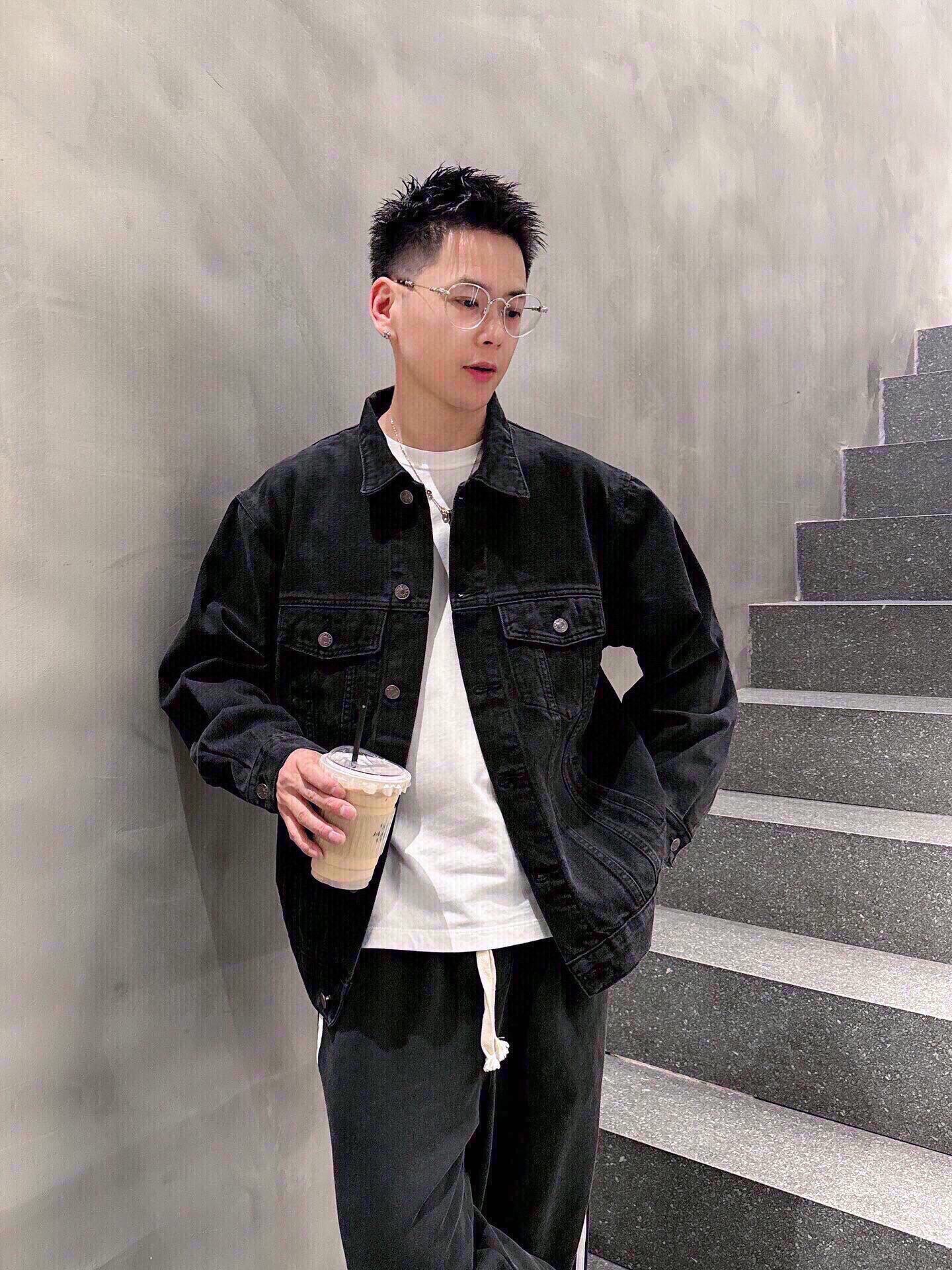 NO:595522,P luminous style Bearltongs high-end style double B graffiti luminous retro washed denim jacket, the same style as Justin Bieber. The double B letter graffiti on the back looks full of street art during the day, but at night the luminous cool is at its peak!  Domestic stock is very rare, and it will be sold out in seconds when it arrives. The overall color is not pure black, but a retro and old washed black and gray. The style is also very popular among fashionistas. It is loose, easy to wear, and looks slimming!  Exclusively customized pure cotton denim fabric, treated with special heavy-duty washing process, the graffiti letters on the back are spray-painted with imported slurry, and added with luminous fluorescent powder. It is an indispensable must-have item for this autumn and winter. The same style for men and women. It is highly recommended to keep it for yourself!  Distinguish from the non-luminous version on the market, focus on the original version!  Color: black Size: m~3x Style number: 3051,,jackets & coats,jackets & coats,alexander wang19860909P 夜光款 Bearltongs 高定款 双B涂鸦夜光复古水洗牛仔外套夹克 贾斯丁比伯同款 后背的双B字母涂鸦白天看街头艺术气息浓郁,到了晚上的夜光cool到了燃点！国内现货非常稀少,到货秒断,整体颜色也不是纯黑色,是那种复古做旧的水洗黑灰色.版型也是深受潮人爱戴的os,宽松好穿显瘦一绝！独家订制的纯棉牛仔面料,特殊重工水洗工艺处理,后背涂鸦字母采用进口浆料喷绘,加入夜光荧光粉,今年秋冬不可缺少的必备单品,男女同款,强烈推荐自留！区别市面无夜光版本,注重原版！ 颜色:黑色 码数:m~3x 款号:3051,,jackets & coats,jackets & coats,alexander wang,Men's clothing