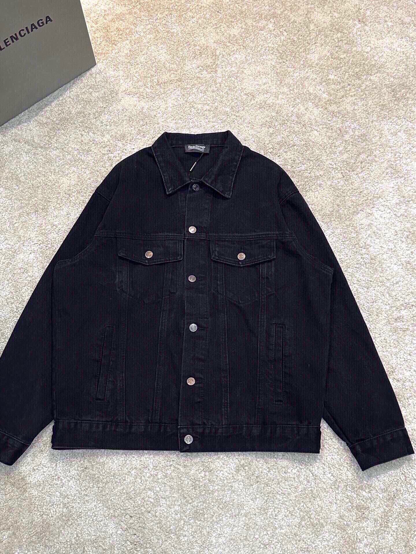 NO:595525,.Bearltongs haute couture Coke embroidered laminated letter denim jacket for men and women, exclusive details door pockets are fully embedded with clip technology, stiff and non-deformable. 1 The whole garment is made of custom-woven heavy denim fabrics, with independent hardware molding and heavy industrial washing. The embroidery has a high degree of restoration, imported equipment, high-definition black mold material double high-temperature gluing, extremely complex and difficult, black independent cool fried black denim jacket standing foundation, I fell in love at first sight!  It is made of washed denim fabric that is comfortable and breathable. It has gone through multiple processes to create a full sense of high-end and motorcycle, showing luxury, classic and durability!  Color: black Size: m~3x Style number: 3033,,jackets & coats,jackets & coats,alexander wang19860909.Bearltongs 高定款可乐刺绣压胶字母牛仔夹克外套男女款,独家细节门袋全埋夹工艺,硬挺不容变形1全衣采用定织重磅牛仔面料,独立五金开模成衣重工水洗成.刺绣还原度超高,进口器械,高定黑模材料双重高温压胶,复杂难度极高,黑色独立酷炸黑色牛仔外套常备基础 第一眼就爱上！采用水洗牛仔面料舒适透气,经过多重工艺打造满满的高级感很机车 尽显奢华经典耐穿！ 颜色:黑色 码数:m~3x 款号:3033,,jackets & coats,jackets & coats,alexander wang,Men's clothing