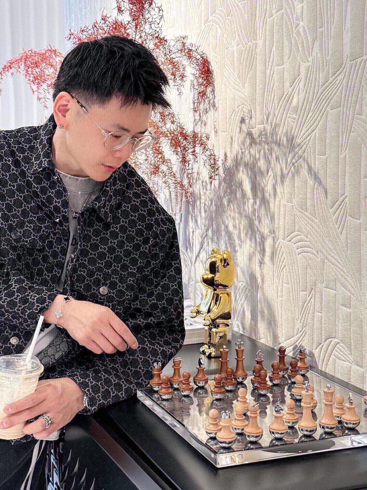 NO:595528,'Kuqi Heavy Duty Washed Presbyopia Denim Jacket' is fully printed with a jacquard logo and the beautiful wash gradient process is very delicate!  It is made of 16S pure cotton. It is different from ordinary fabrics in weight. It adopts custom-woven and dyed textures and is designed according to the original needle movement. It is different from the ordinary version used on the market. It has no obvious texture. The fabric surface has a smooth transition and no texture details. The same style for men and women. Picture color code number: m-3xl style number: 3029,, jackets & coats, alexander wang19860909《酷奇 重工做旧水洗老花牛仔外套》 满印提花logo 漂亮的洗水渐变工艺处理的非常的精致！采用16S纯棉 区别于普通面料克重 采用定织染纹路根据原版走针进行设计 区别于市面上使用的普通版本无明显纹理 织物表面平滑过渡无质感细节一步到位.男女同款 图片色 码数:m-3xl 款号:3029,,jackets & coats,alexander wang,Men's clothing