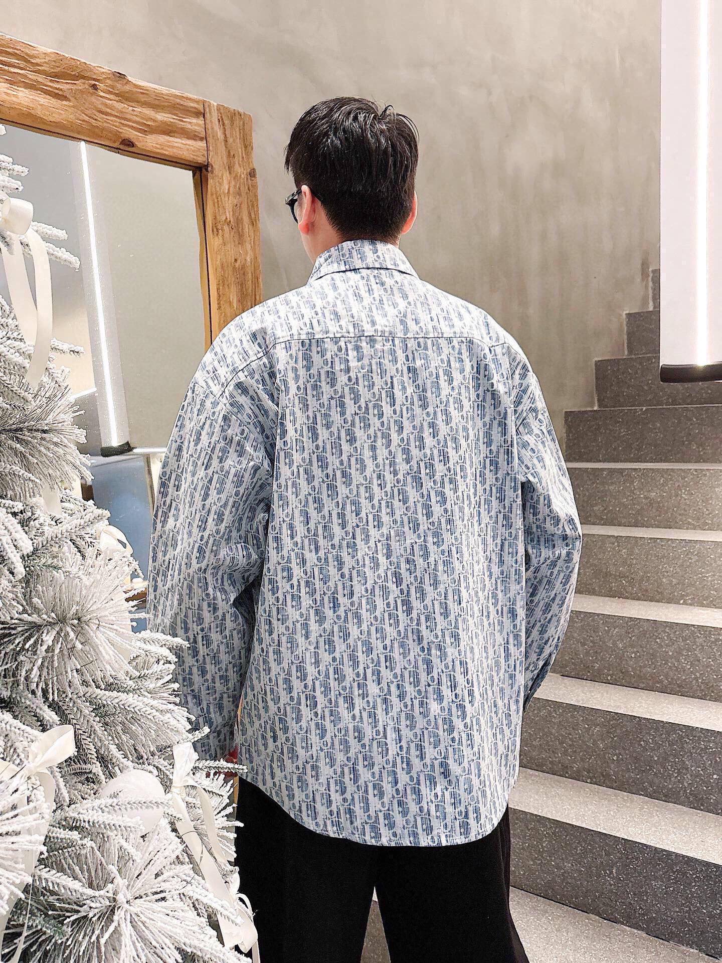 NO:595534,Dior colored ribbon bamboo pattern printed loose fit washed denim shirt small jacket, the fabric is customized and dyed with ultra-high washed tie-dye technology, the workmanship is complex, and it is a very high-quality fabric!  After washing, the upper body is soft and comfortable, extremely delicate. It feels solid, smooth and soft. It has the characteristics of the fabric being wrinkle-free and has an invincible feel. The details are perfectly processed! Fashionable and personalized, the version is fashionable and simple, and it is a very versatile jacket!  Same style for men and women, same style for celebrities. Size m-3xl color blue style number: 5030, dior, dior, jackets & coats, shirts, alexander wang19860909迪奥dior色织带竹节图案印花宽松版型水洗牛仔布衬衫小外套,面料采用定制定染超高的水洗扎染工艺,做工复杂,非常优质的面料！水洗之后上身柔软舒适,极其细腻 手感扎实润滑且柔软 拥有既织物不褶皱的的特性,手感无敌.细节处理完美! 时尚又个性,版型时尚简约大气,非常百搭的一款外套！男女同款,明星同款. 码数m-3xl 颜色蓝色 款号:5030,,dior,dior,jackets & coats,shirts,alexander wang,Men's clothing