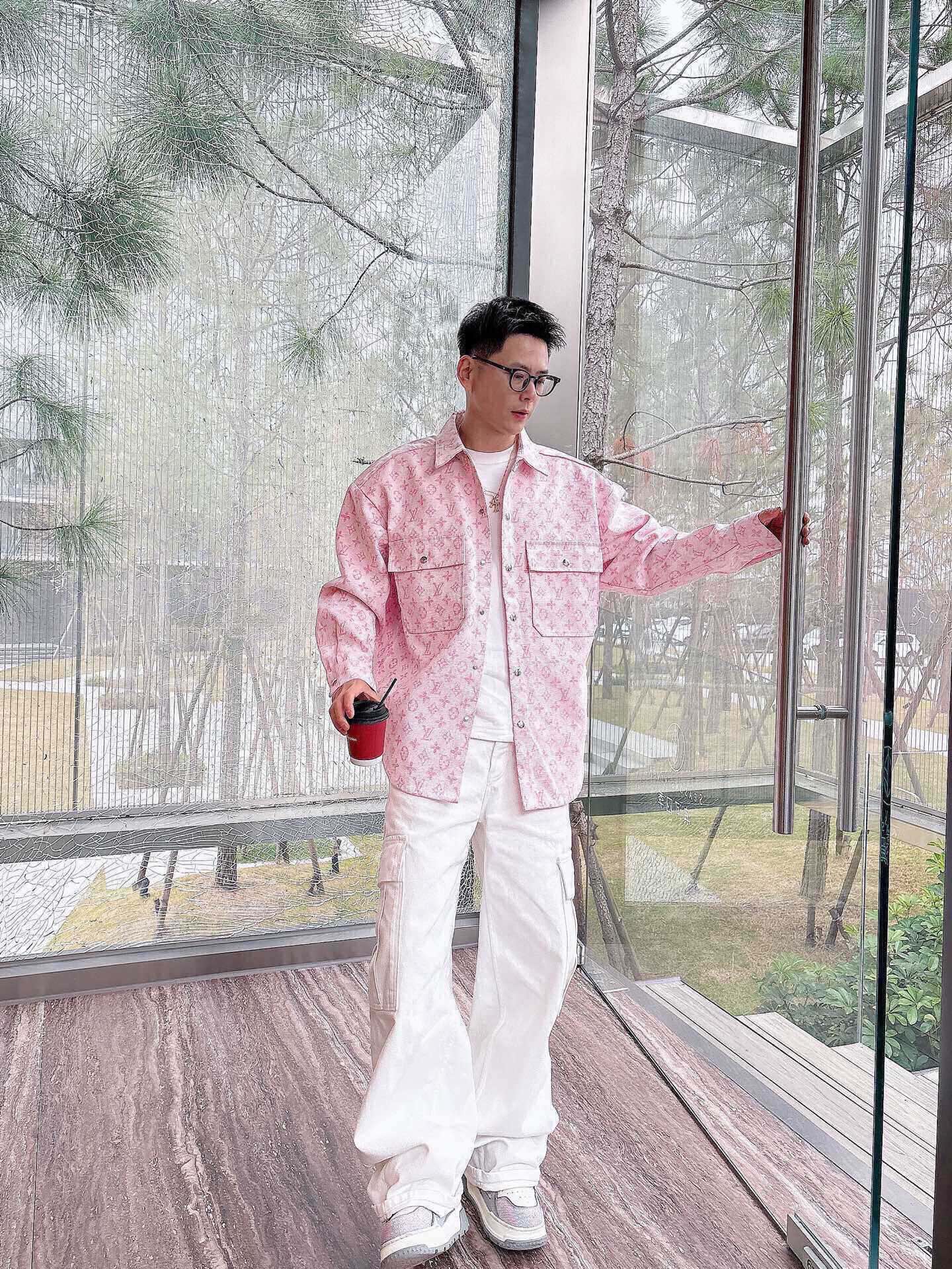 NO:595537,P LV new jacquard all-over printed letter logo jacket. The whole jacket is made of custom-woven heavyweight fabrics, with independent hardware molding and heavy-duty washing. It has strong water resistance and good wear resistance. The printed dark lettering has a good three-dimensional effect. The overall gloss after washing is good, the feel is soft and thick, the version is simple and versatile, stiff and cannot be deformed, the jacket is a standing foundation, the design is very classic and versatile, I fell in love at first sight!  Same style for men and women. Color: blue pink Size: m-3xl Style number: 5070, louis vuitton, jackets & coats, alexander wang19860909P  LV 新款 提花满印字母logo外套.全衣采用定织重磅面料,独立五金开模成衣重工水洗,耐水性强耐磨性佳印刷暗花字母立体整体效果好.整体洗水后光泽度好,手感柔软厚实,版型简单百搭,硬挺不容变形,外套常备基础,设计非常经典百搭第一眼就爱上！男女同款. 颜色: 蓝色 粉色 码数:m-3xl 款号:5070,,louis vuitton,jackets & coats,alexander wang,Men's clothing