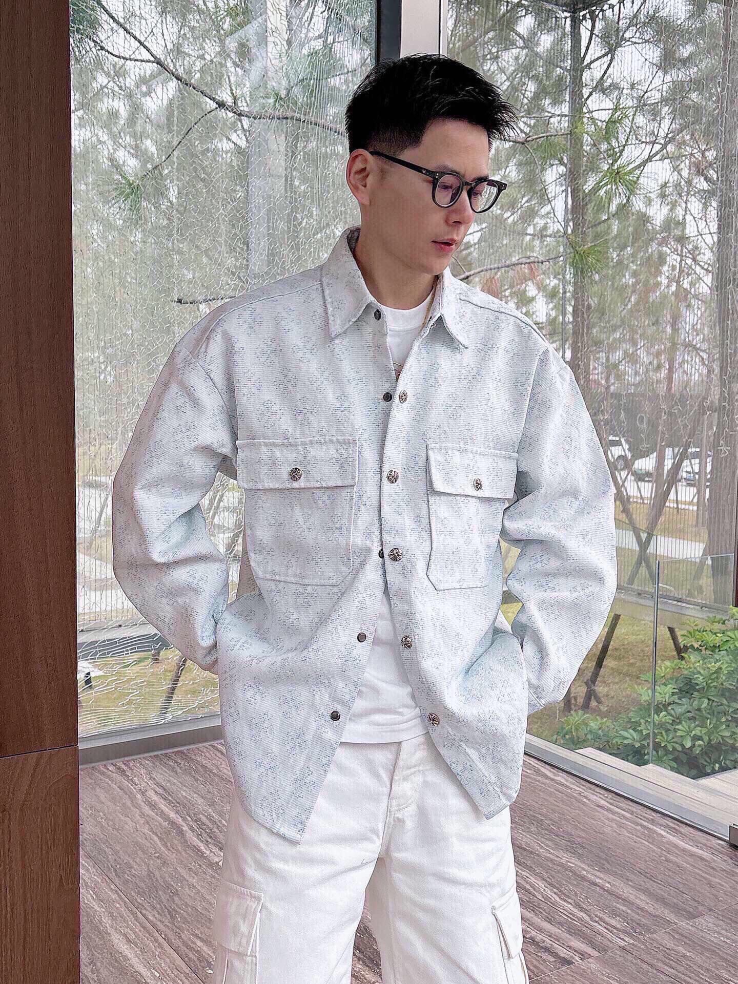 NO:595540,P Croxin's new jacquard all-over printed letter logo jacket. The whole jacket is made of custom-woven heavyweight fabrics, with independent hardware molding and heavy-duty washing. It has strong water resistance and good wear resistance. The printed dark letters have a good three-dimensional effect. After washing, the overall gloss is good, the feel is soft and thick, the version is simple and versatile, stiff and cannot be deformed, the jacket is a standing foundation, and the design is very classic and versatile. I fell in love with it at first sight!  Same style for men and women. Color: blue pink Size: m-3xl Style number: 5068, chrome hearts, jackets & coats, alexander wang19860909P 克罗心新款 提花满印字母logo外套.全衣采用定织重磅面料,独立五金开模成衣重工水洗,耐水性强耐磨性佳印刷暗花字母立体整体效果好.整体洗水后光泽度好,手感柔软厚实,版型简单百搭,硬挺不容变形,外套常备基础,设计非常经典百搭第一眼就爱上！男女同款. 颜色: 蓝色 粉色 码数:m-3xl 款号:5068,,chrome hearts,jackets & coats,alexander wang,Men's clothing