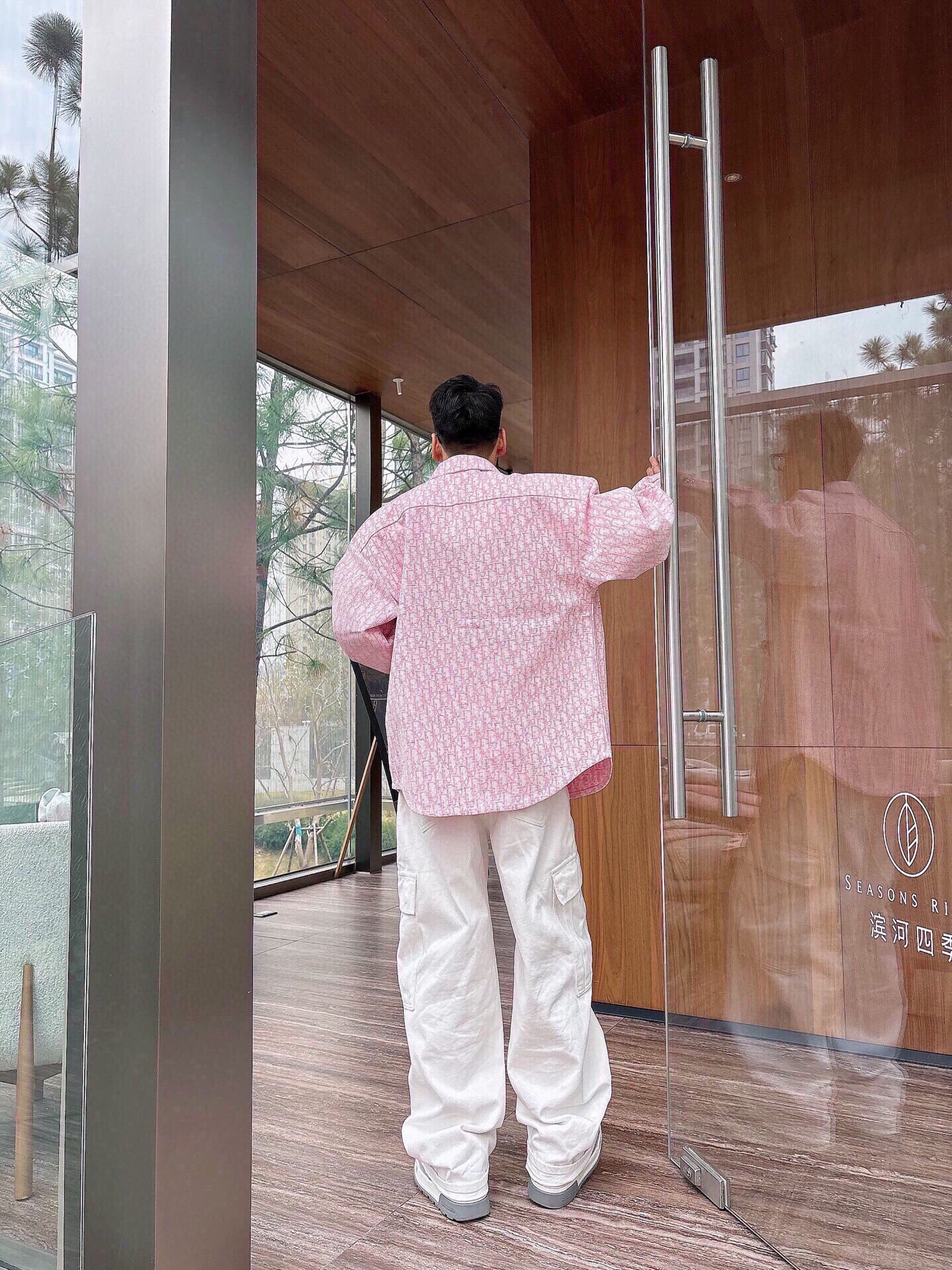 NO:595514,P Dior's new jacquard all-over printed letters logo jacket. The whole jacket is made of custom-woven heavyweight fabrics, with independent hardware molding and heavy-duty washing. It has strong water resistance and good wear resistance. The printed dark letters have a good three-dimensional effect. The overall gloss after washing is good, the hand feels soft and thick, the version is simple and versatile, stiff and cannot be deformed. It is a common basic jacket, and the design is very classic and versatile. I fell in love with it at first sight!  Same style for men and women. Color: blue pink Size: m-3xl Style number: 5067, dior, jackets & coats, alexander wang19860909P 迪奥新款 提花满印字母logo外套.全衣采用定织重磅面料,独立五金开模成衣重工水洗,耐水性强耐磨性佳印刷暗花字母立体整体效果好.整体洗水后光泽度好,手感柔软厚实,版型简单百搭,硬挺不容变形,外套常备基础,设计非常经典百搭第一眼就爱上！男女同款. 颜色: 蓝色 粉色 码数:m-3xl 款号:5067,,dior,jackets & coats,alexander wang,Men's clothing