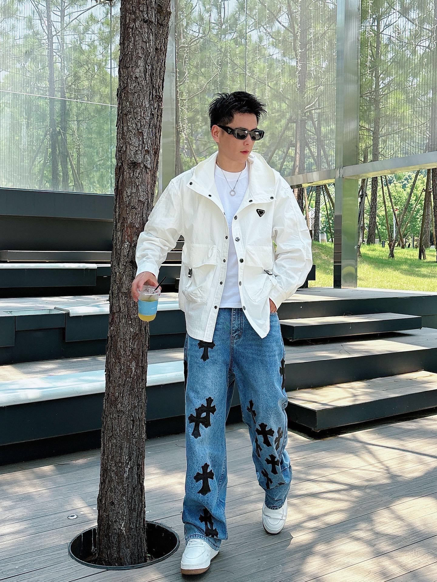 P 328 @ Prada La última chaqueta imprescindible con el mismo estilo que los sombreros de hombre. Tiene textura de algod…