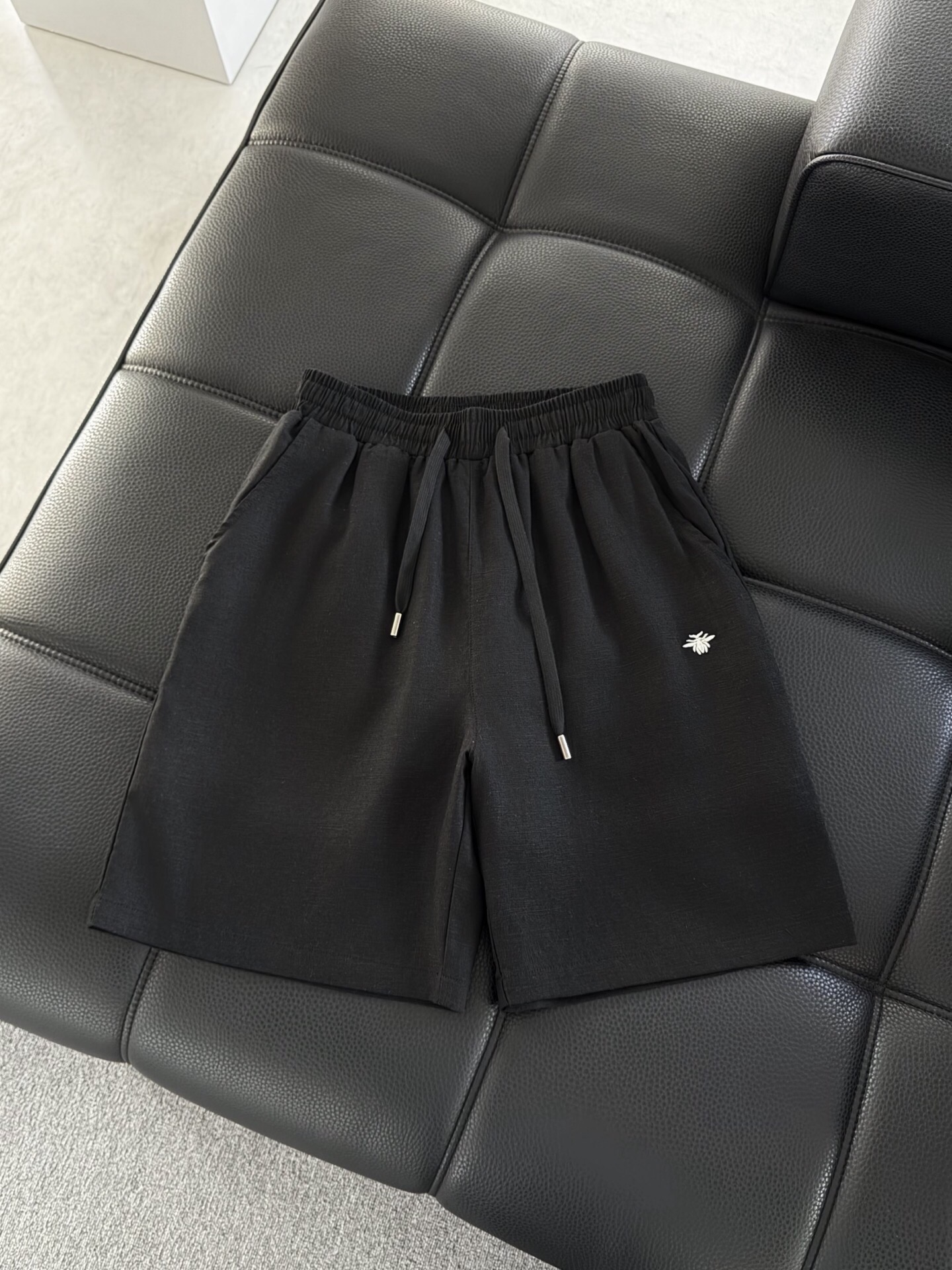 Pantalones P 192. Ropa P 205 Tops casual de tencel y ramio del mismo estilo en mostrador. El ambiente informal es pleno…