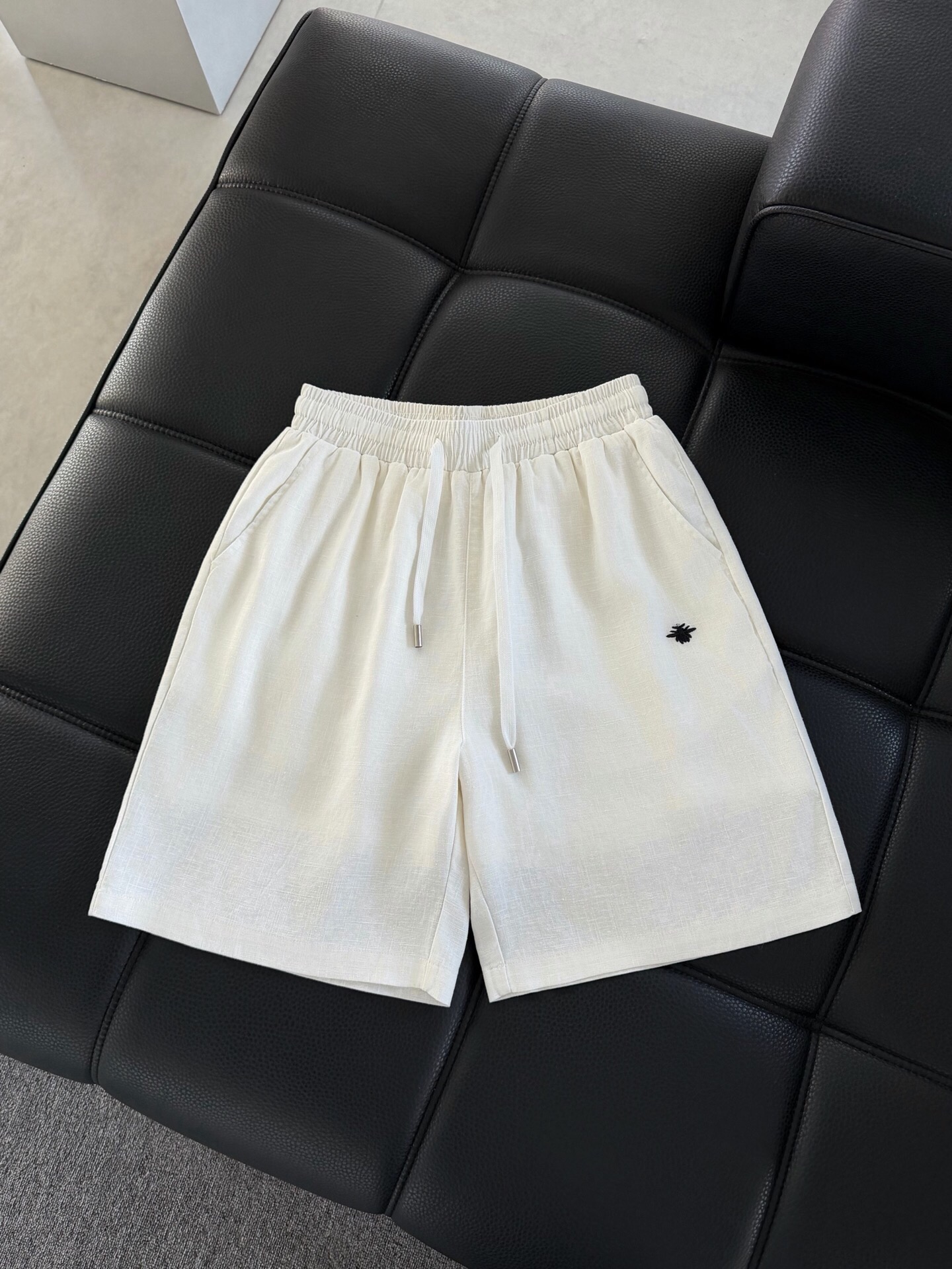 Pantalones P 192. Ropa P 205 Tops casual de tencel y ramio del mismo estilo en mostrador. El ambiente informal es pleno…