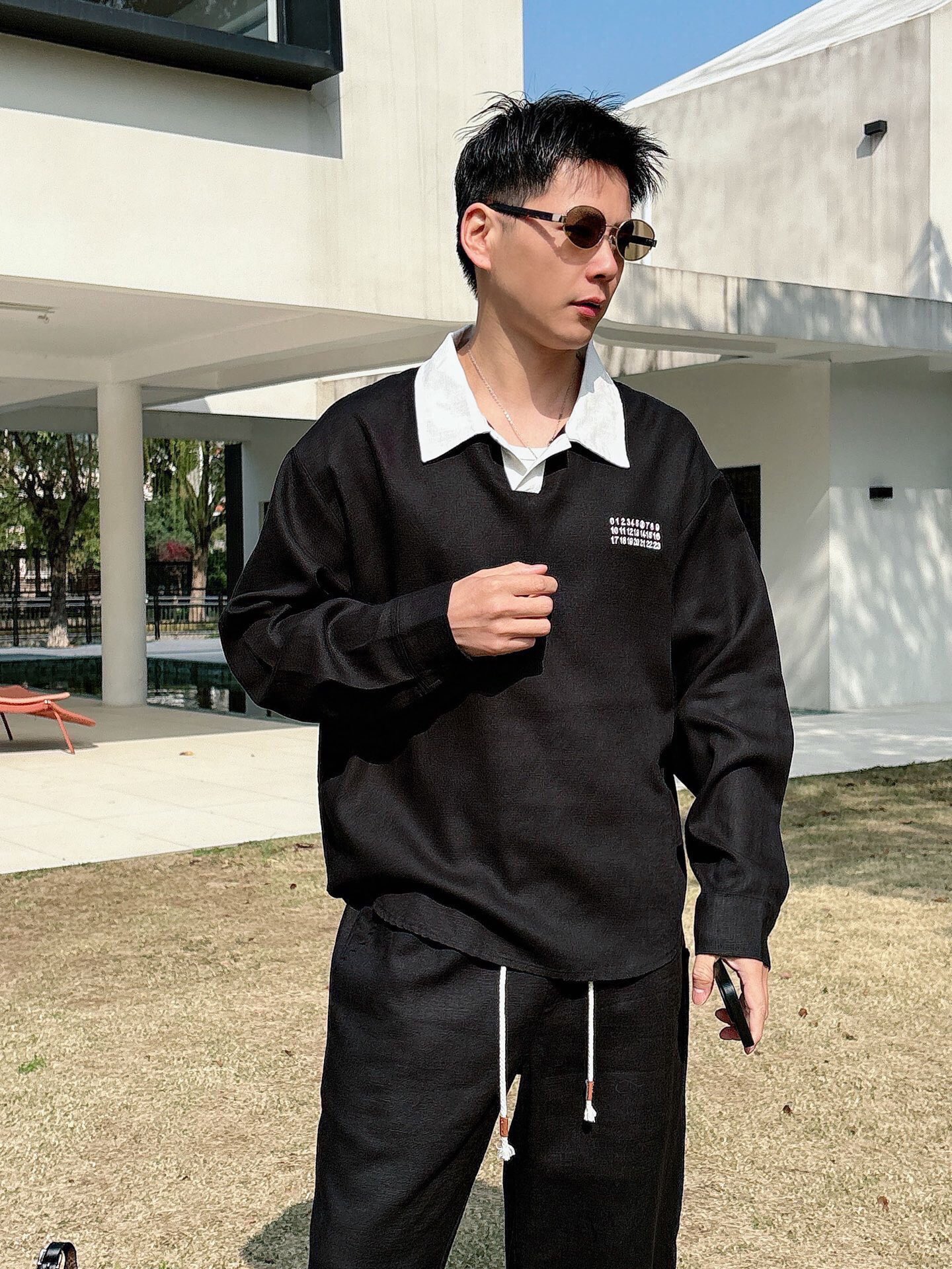 Ropa P 220. Pantalones P 245. Nuevo modelo, contraste clásico en blanco y negro, cuello polo que estiliza la línea del …
