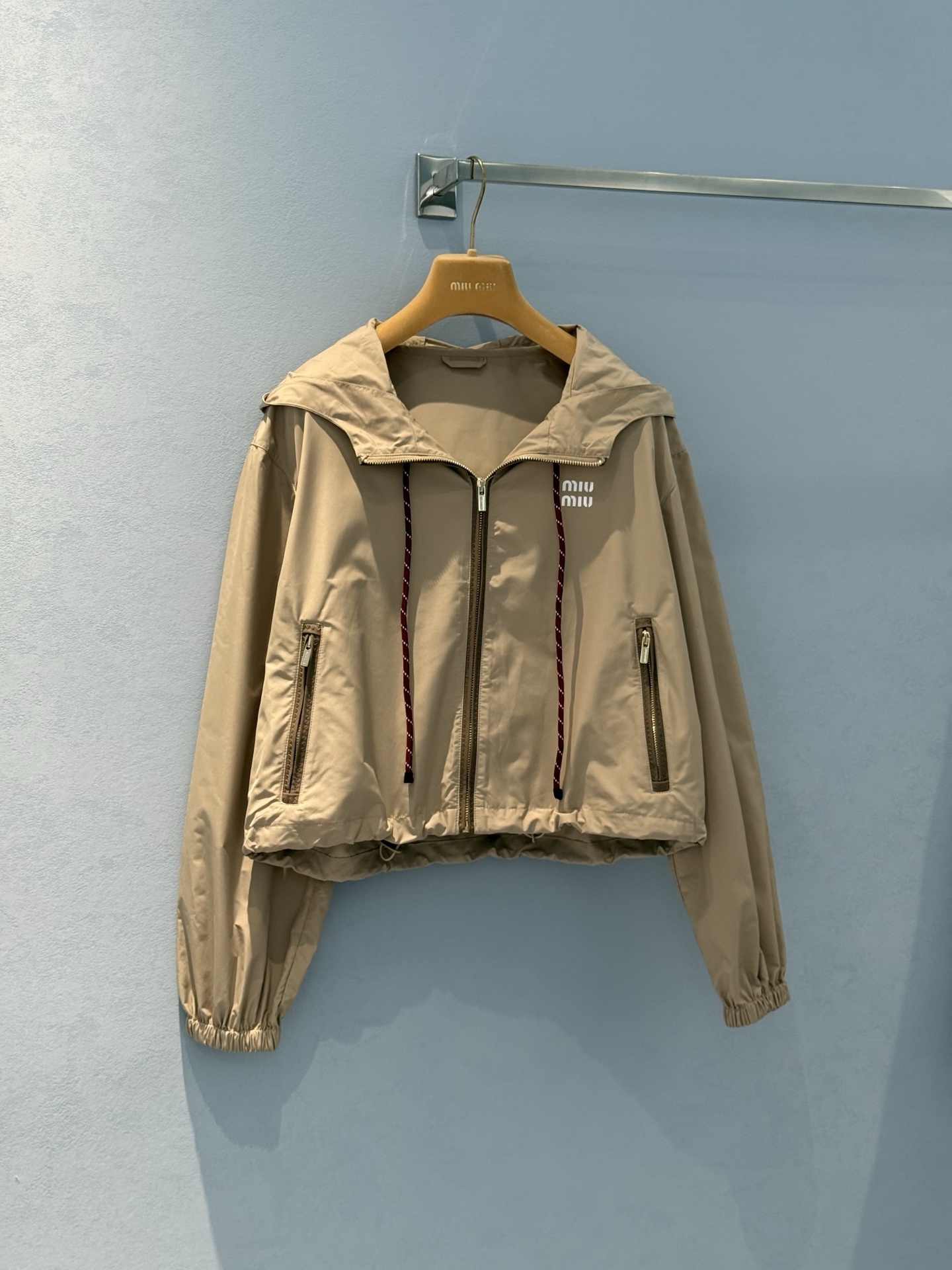 SML First-Class Female Clothes: Stylish, Comfortable, and Waterproof Options - 图片 2