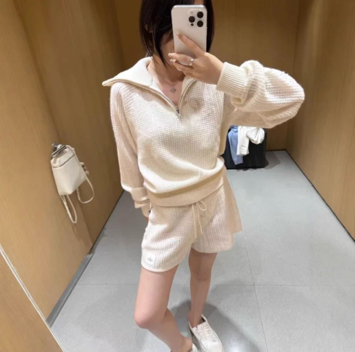 “Comfortable and Stylish Knit Shorts with High Waist and Micro-A Font Modulation” - 图片 3